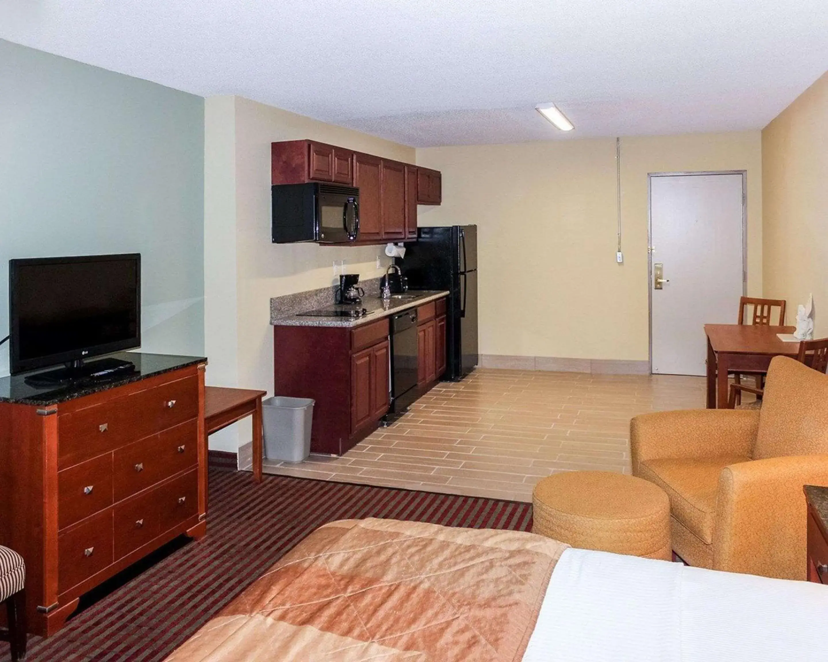 Bedroom, Bed in MainStay Suites Williamsburg Historic Area Bedroom, Bed in MainStay Suites Williamsburg Historic Area