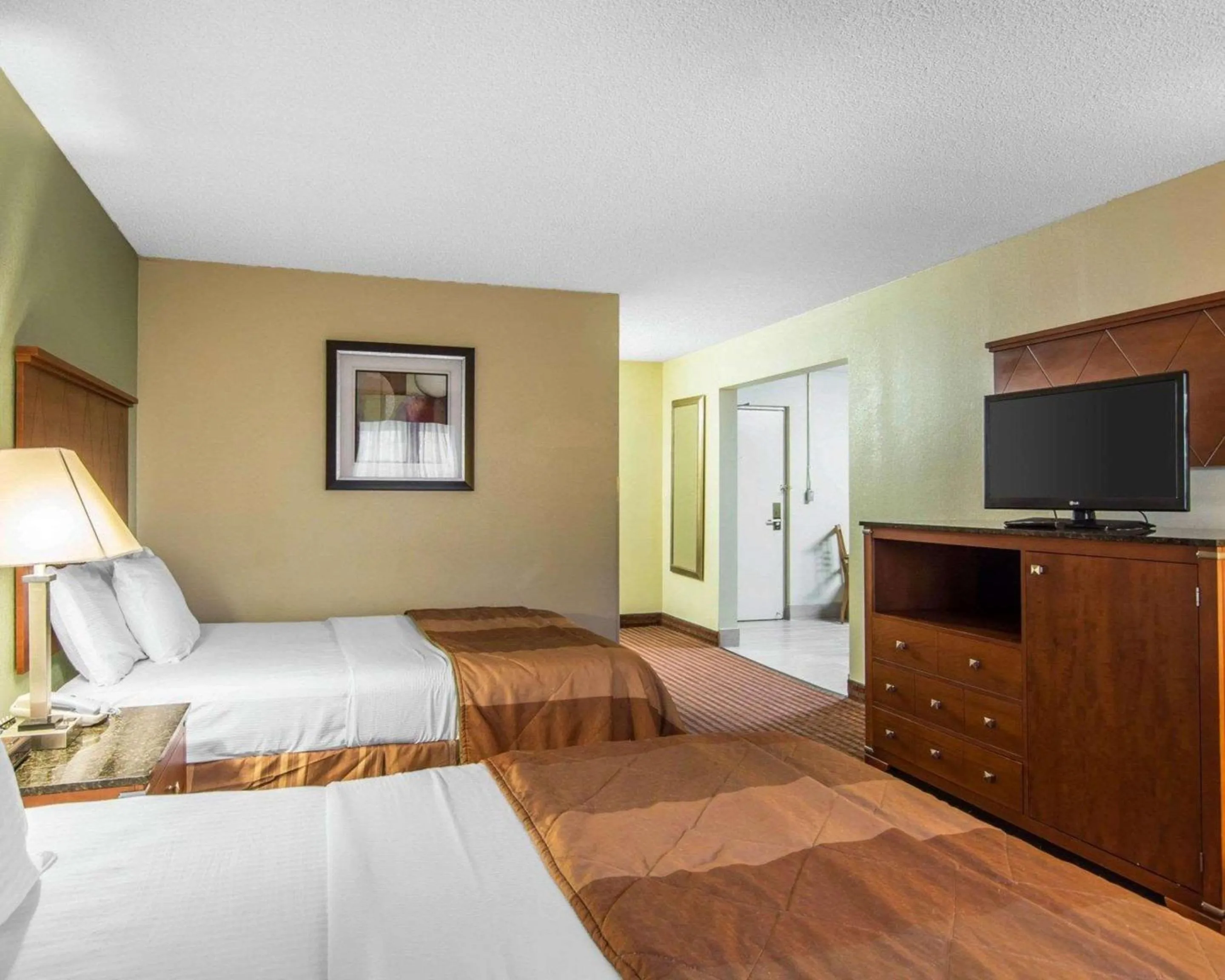 Bedroom, Bed in MainStay Suites Williamsburg Historic Area