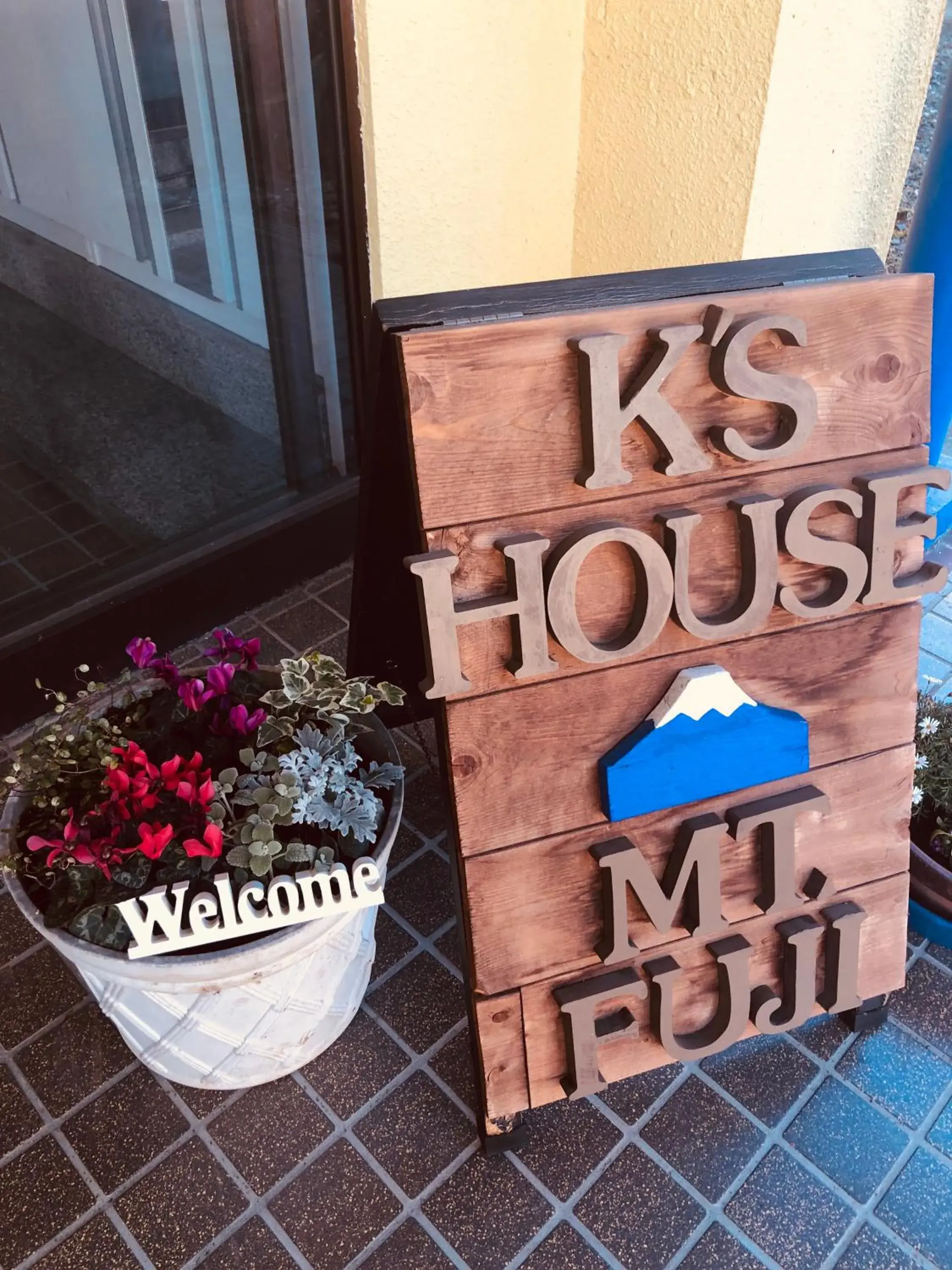 Property building in K's House MtFuji -ケイズハウスMt富士- Travelers Hostel- Lake Kawaguchiko Property building in K's House MtFuji -ケイズハウスMt富士- Travelers Hostel- Lake Kawaguchiko