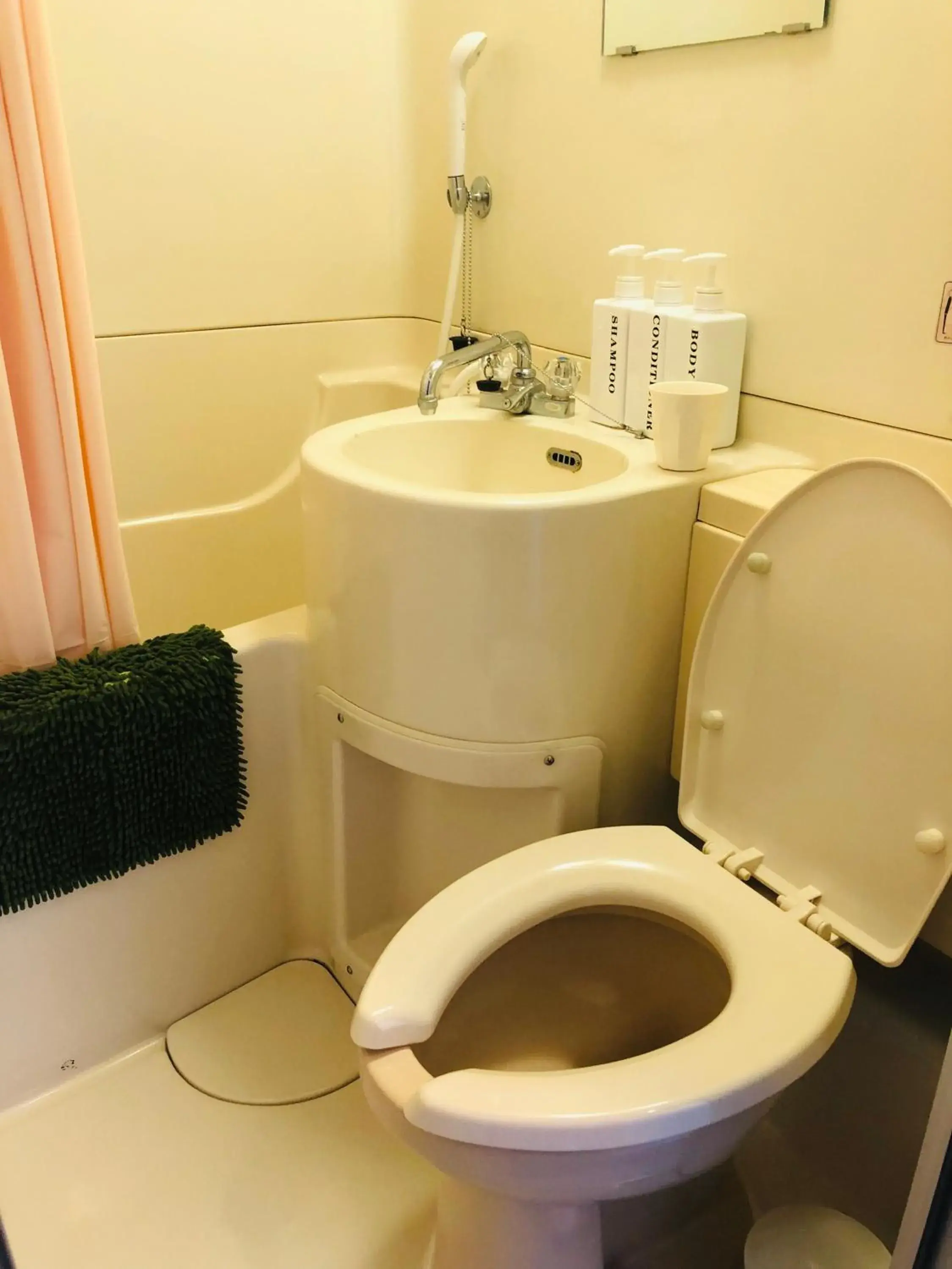 Photo of the whole room in K's House MtFuji -ケイズハウスMt富士- Travelers Hostel- Lake Kawaguchiko Photo of the whole room in K's House MtFuji -ケイズハウスMt富士- Travelers Hostel- Lake Kawaguchiko