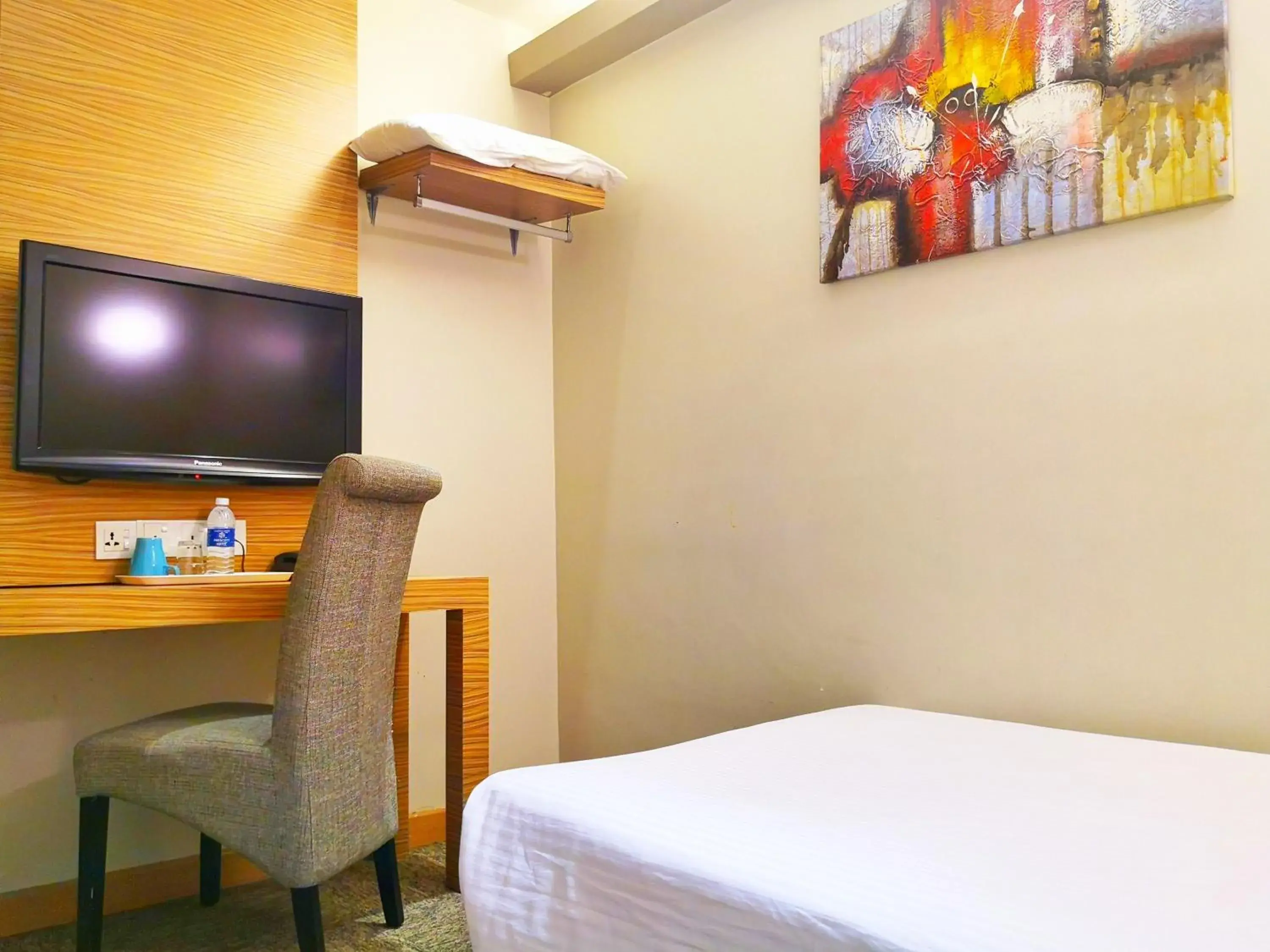 Bed, TV/Entertainment Center in Prescott Hotel Bukit Bintang