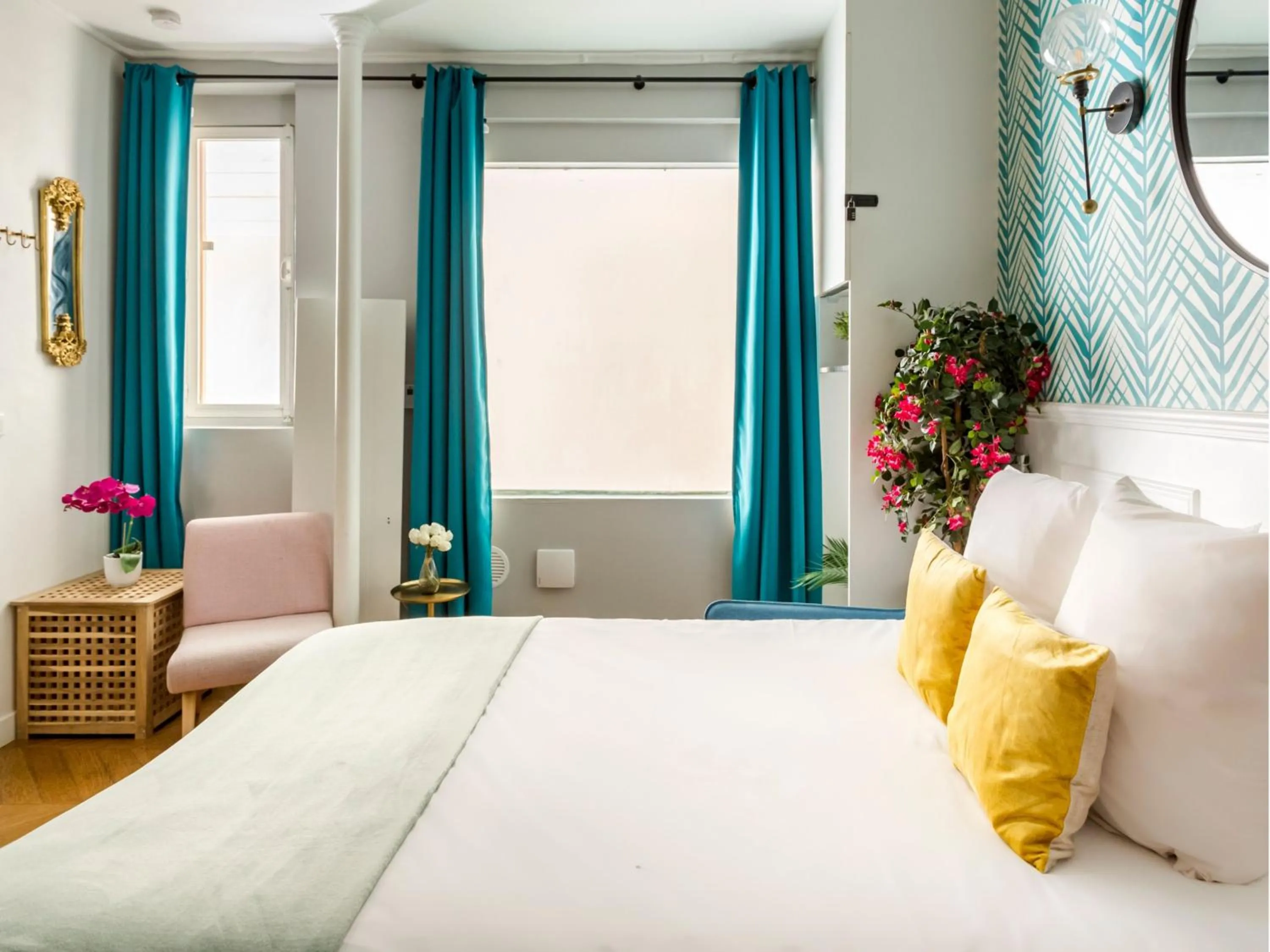 Living room, Bed in Merveil - Luxury Suite - Champs Elysées - Mermoz