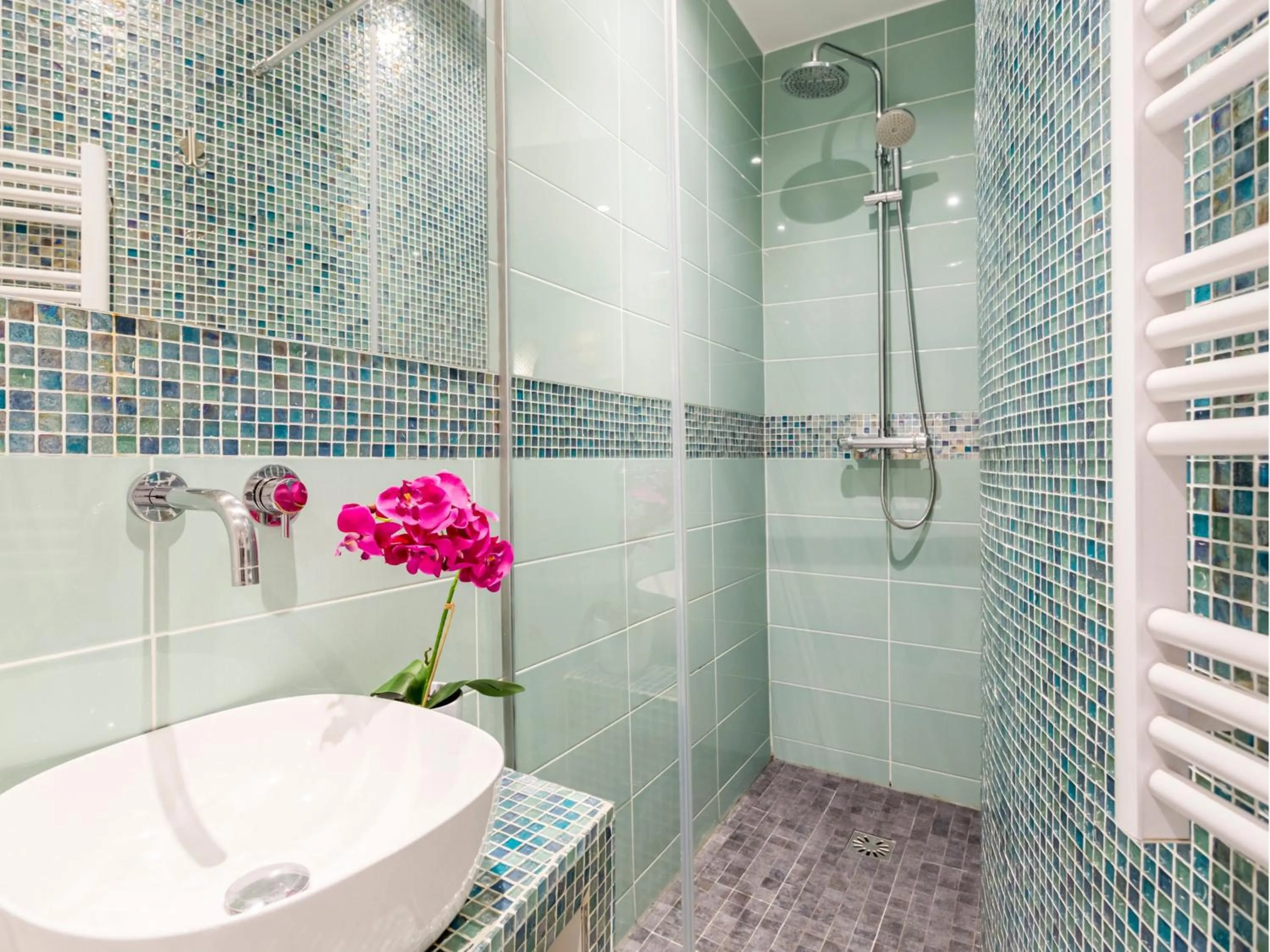 Shower in Merveil - Luxury Suite - Champs Elysées - Mermoz