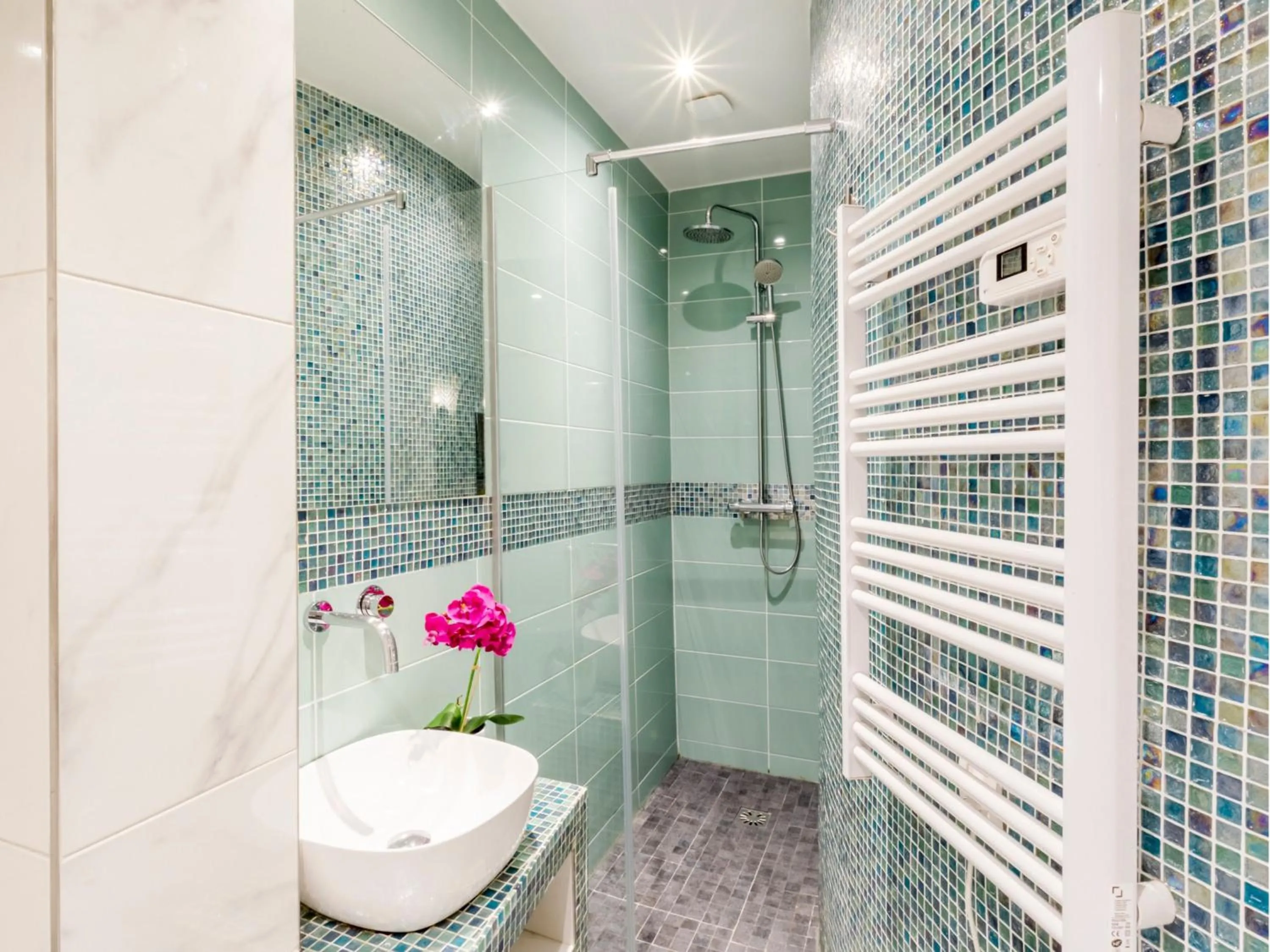 Shower in Merveil - Luxury Suite - Champs Elysées - Mermoz