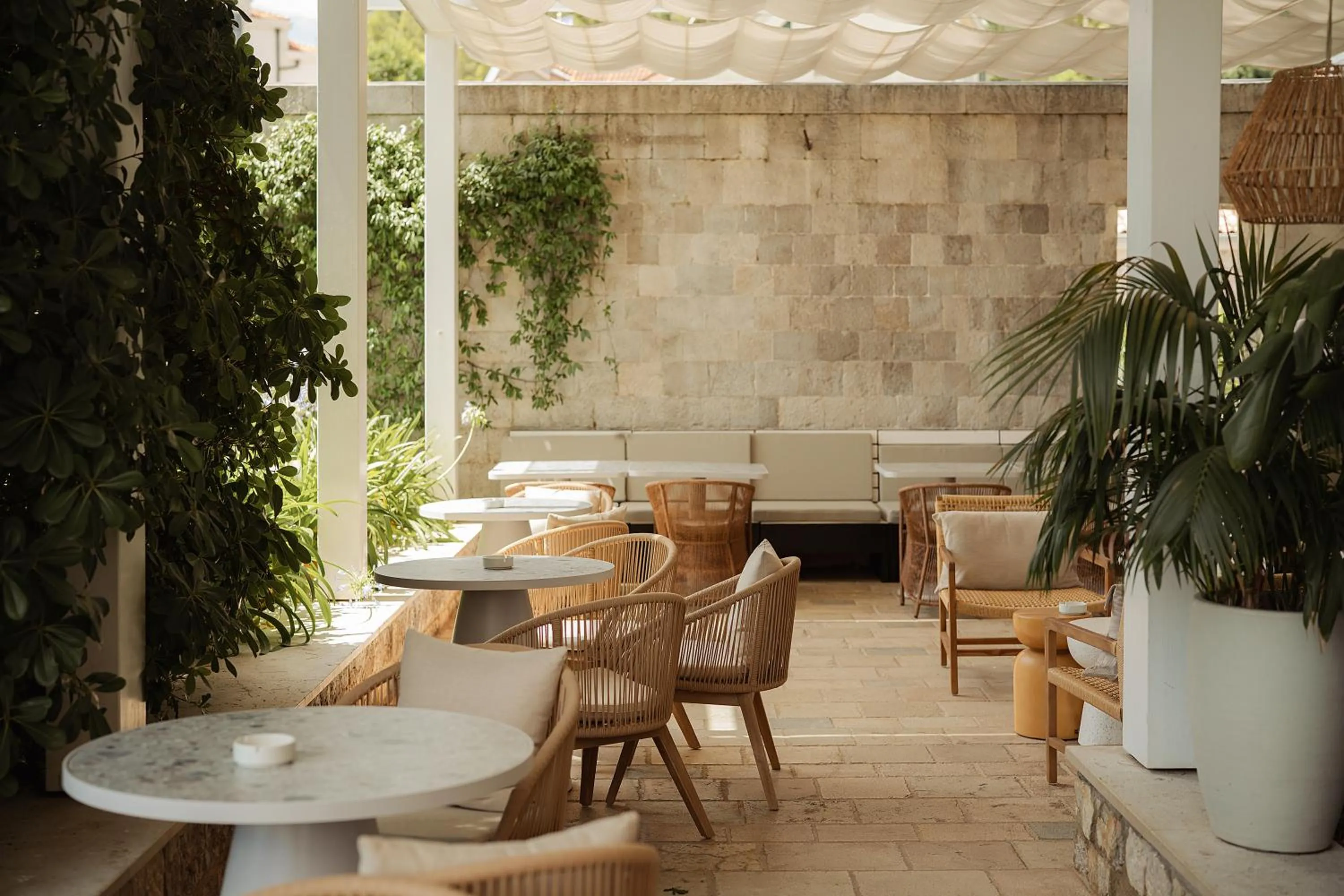 Restaurant/places to eat in Lazure Hotel & Marina