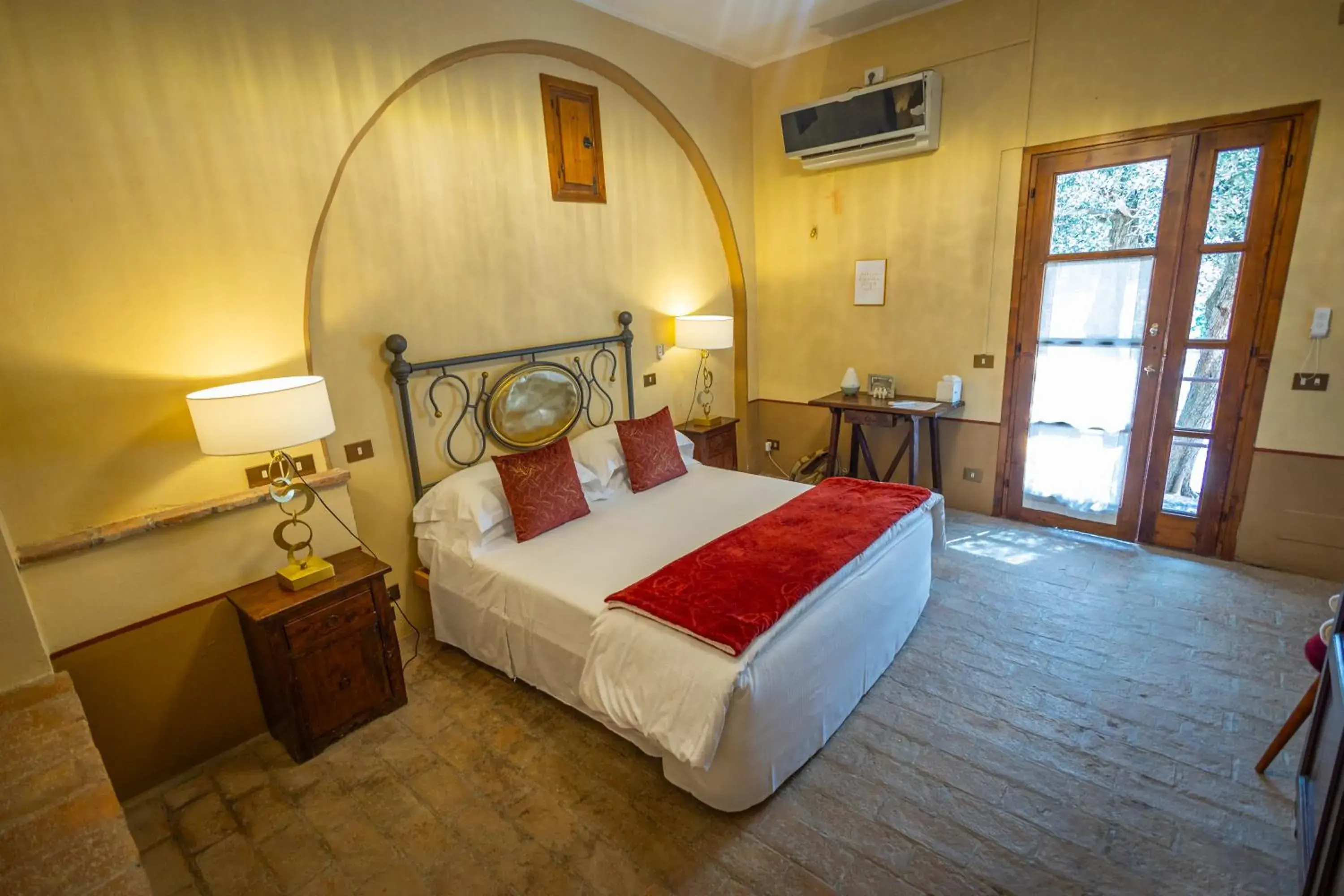 Standard Double or Twin Room with Pool View in LaChiusa Tuscany Standard Double or Twin Room with Pool View in LaChiusa Tuscany