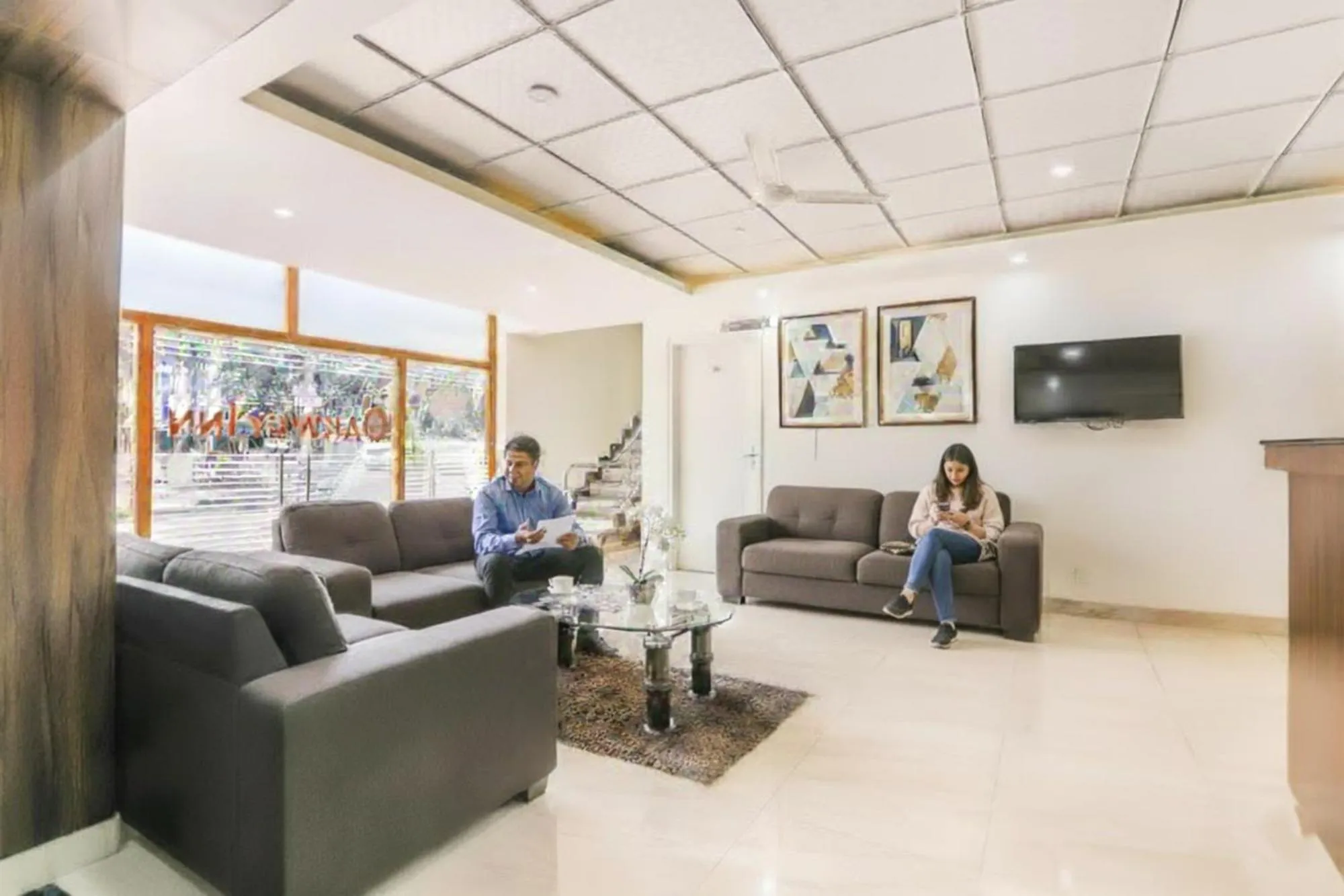 Seating area in FabHotel Oakwey Inn - Indiranagar