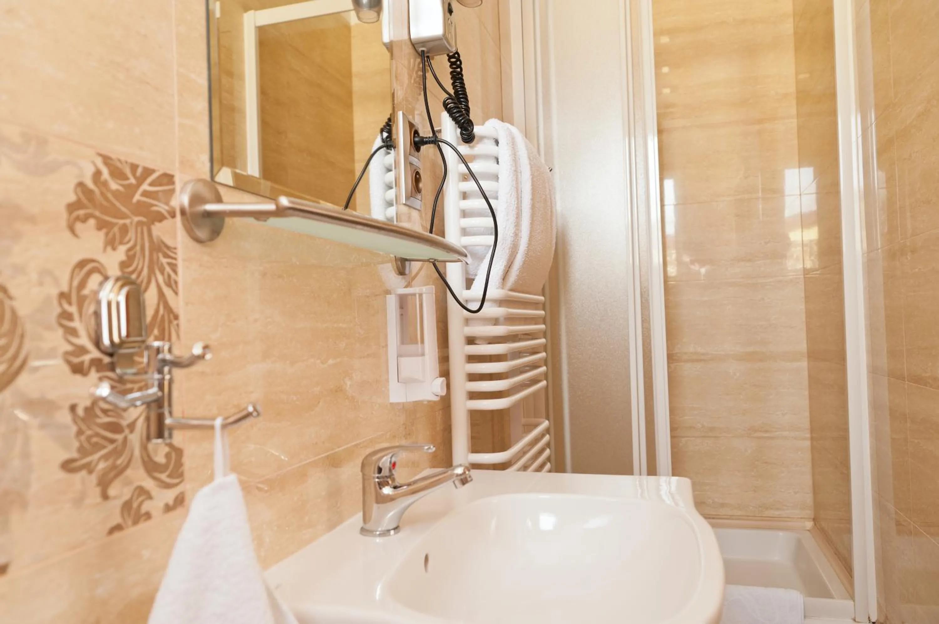 Shower in Villa Anna - Noclegi Rooms - FREE parking, taras, 1500m do Starówki