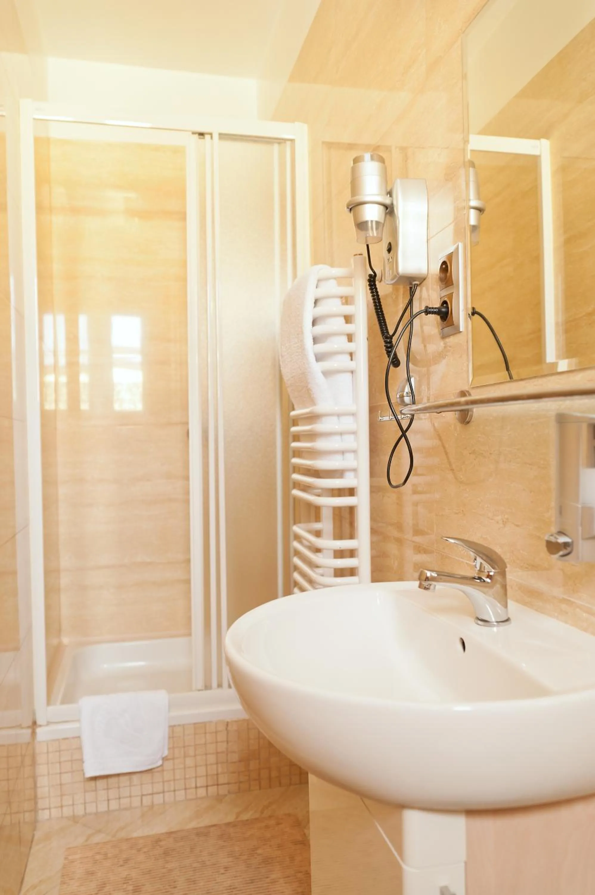 Shower in Villa Anna - Noclegi Rooms - FREE parking, taras, 1500m do Starówki