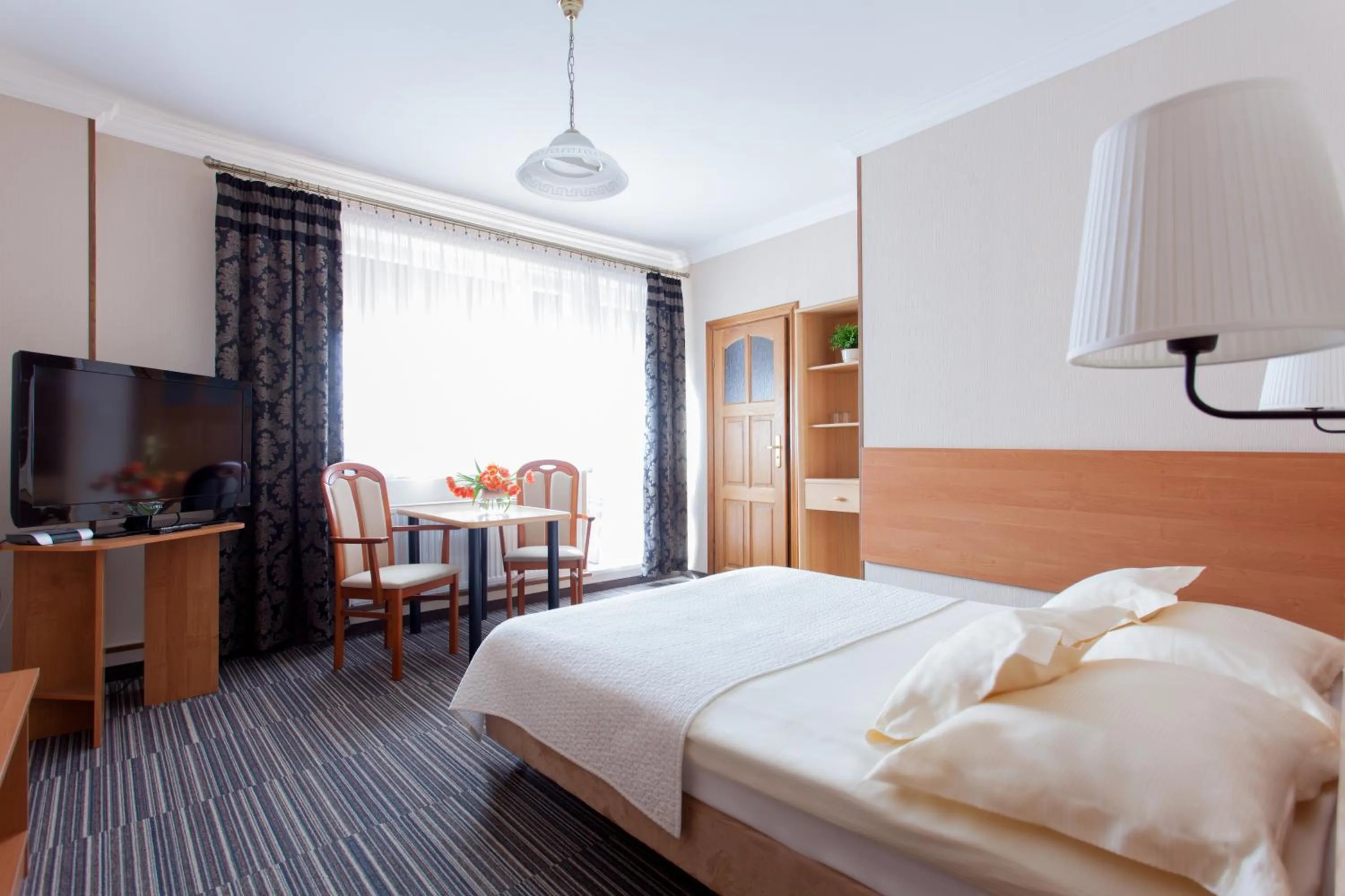Bed in Villa Anna - Noclegi Rooms - FREE parking, taras, 1500m do Starówki