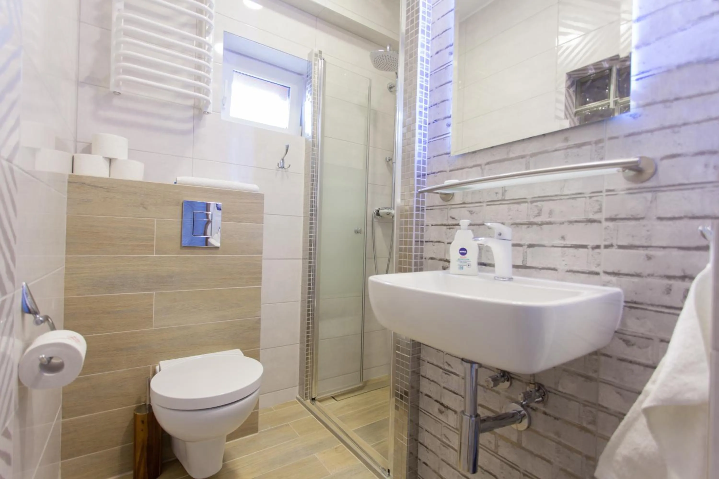 Shower in Villa Anna - Noclegi Rooms - FREE parking, taras, 1500m do Starówki