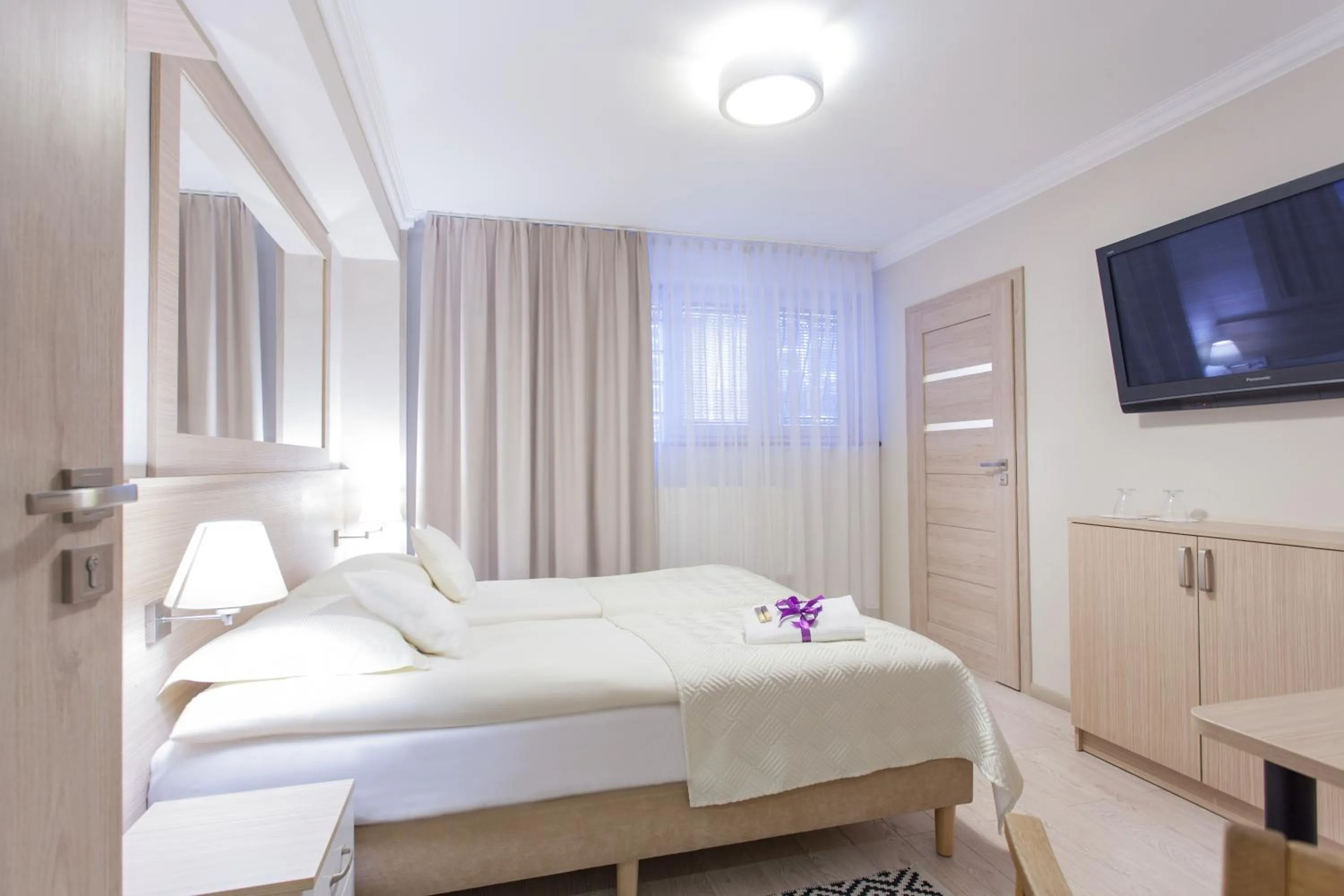 Bed in Villa Anna - Noclegi Rooms - FREE parking, taras, 1500m do Starówki