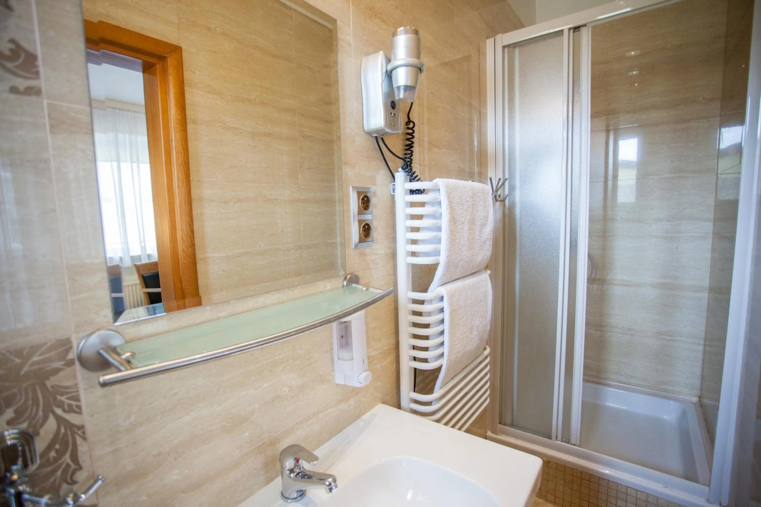 Shower in Villa Anna - Noclegi Rooms - FREE parking, taras, 1500m do Starówki