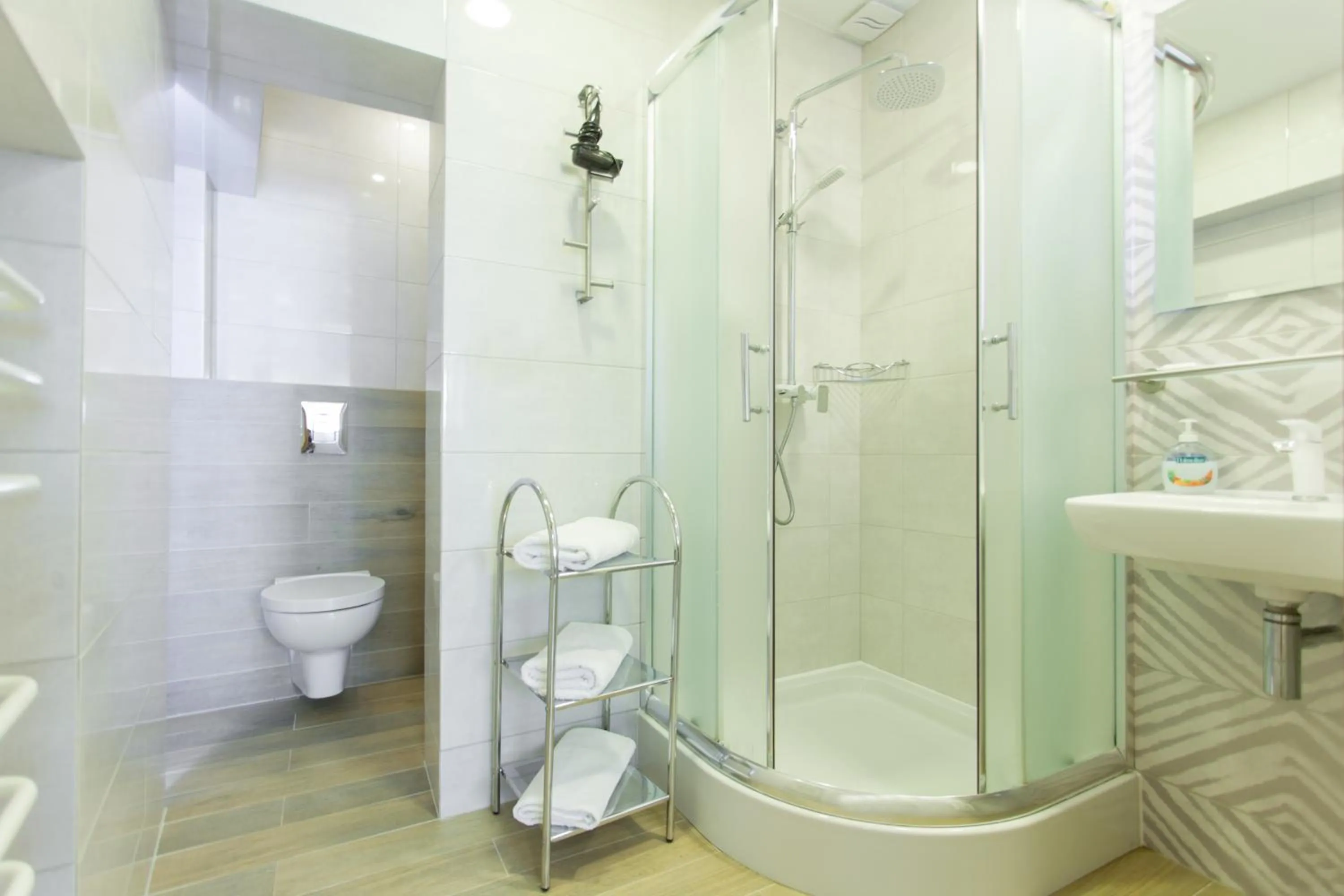 Shower in Villa Anna - Noclegi Rooms - FREE parking, taras, 1500m do Starówki
