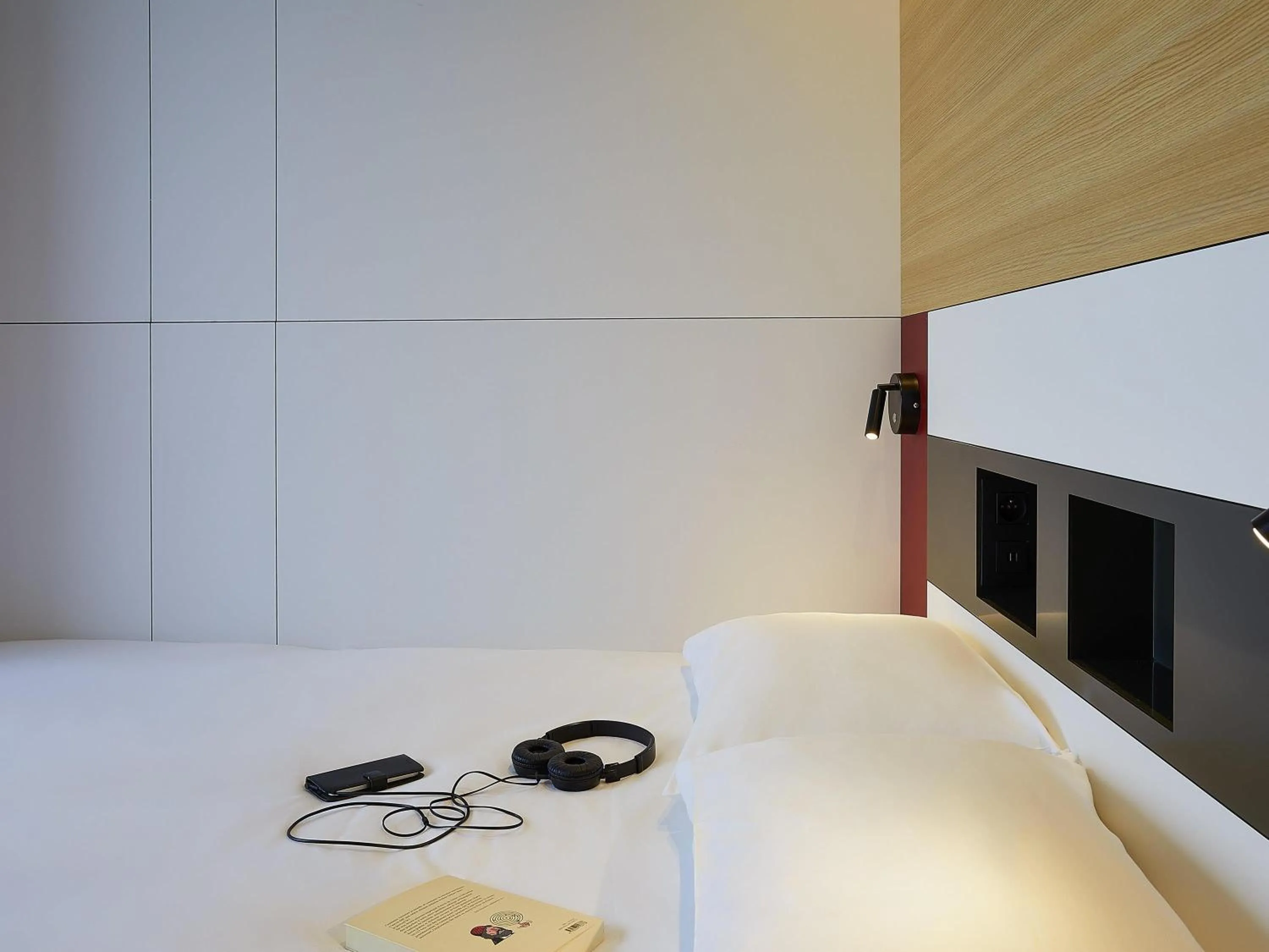 Bedroom, Bed in ibis budget Oostende Airport