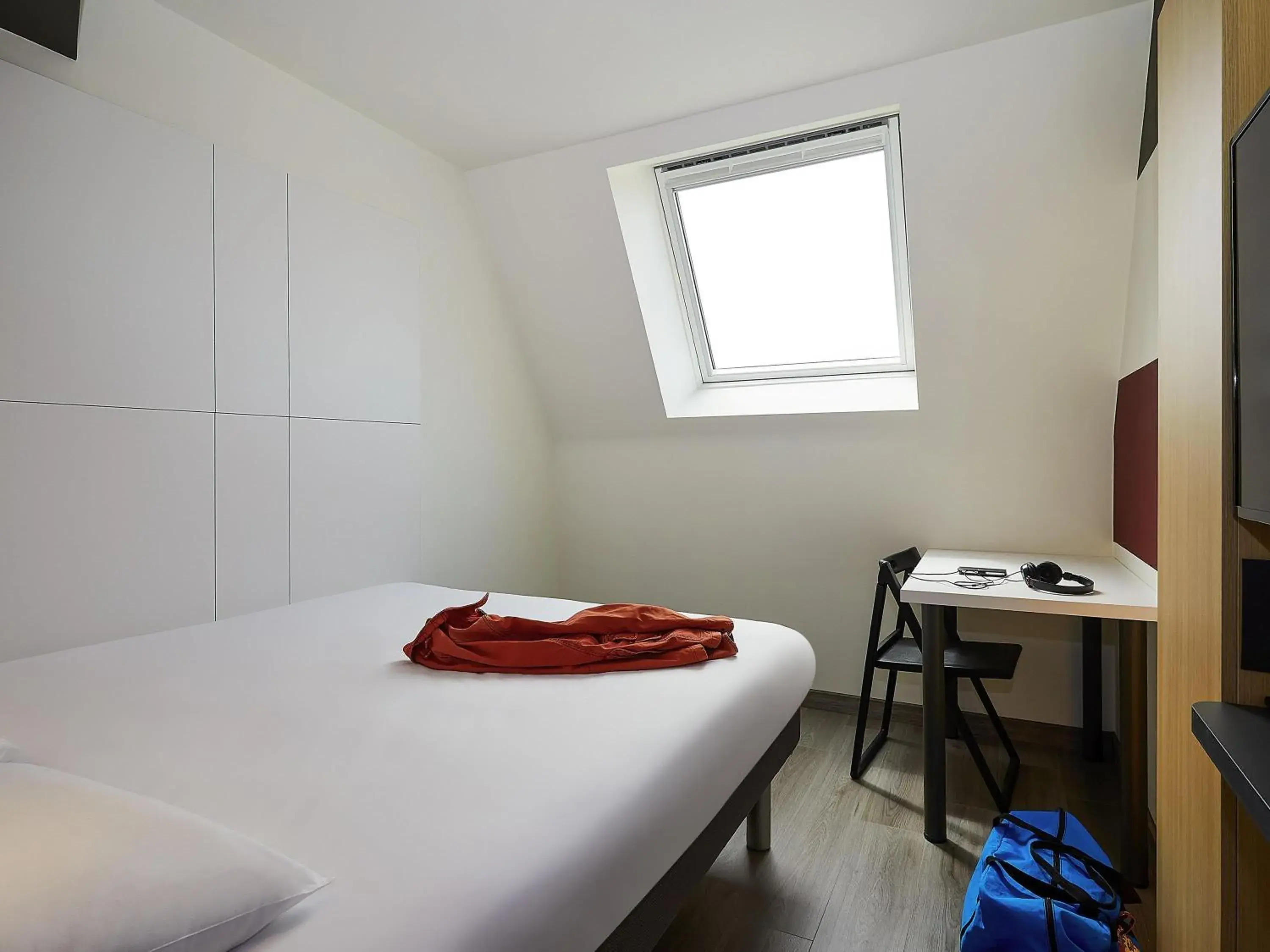 Bedroom, Bed in ibis budget Oostende Airport Bedroom, Bed in ibis budget Oostende Airport