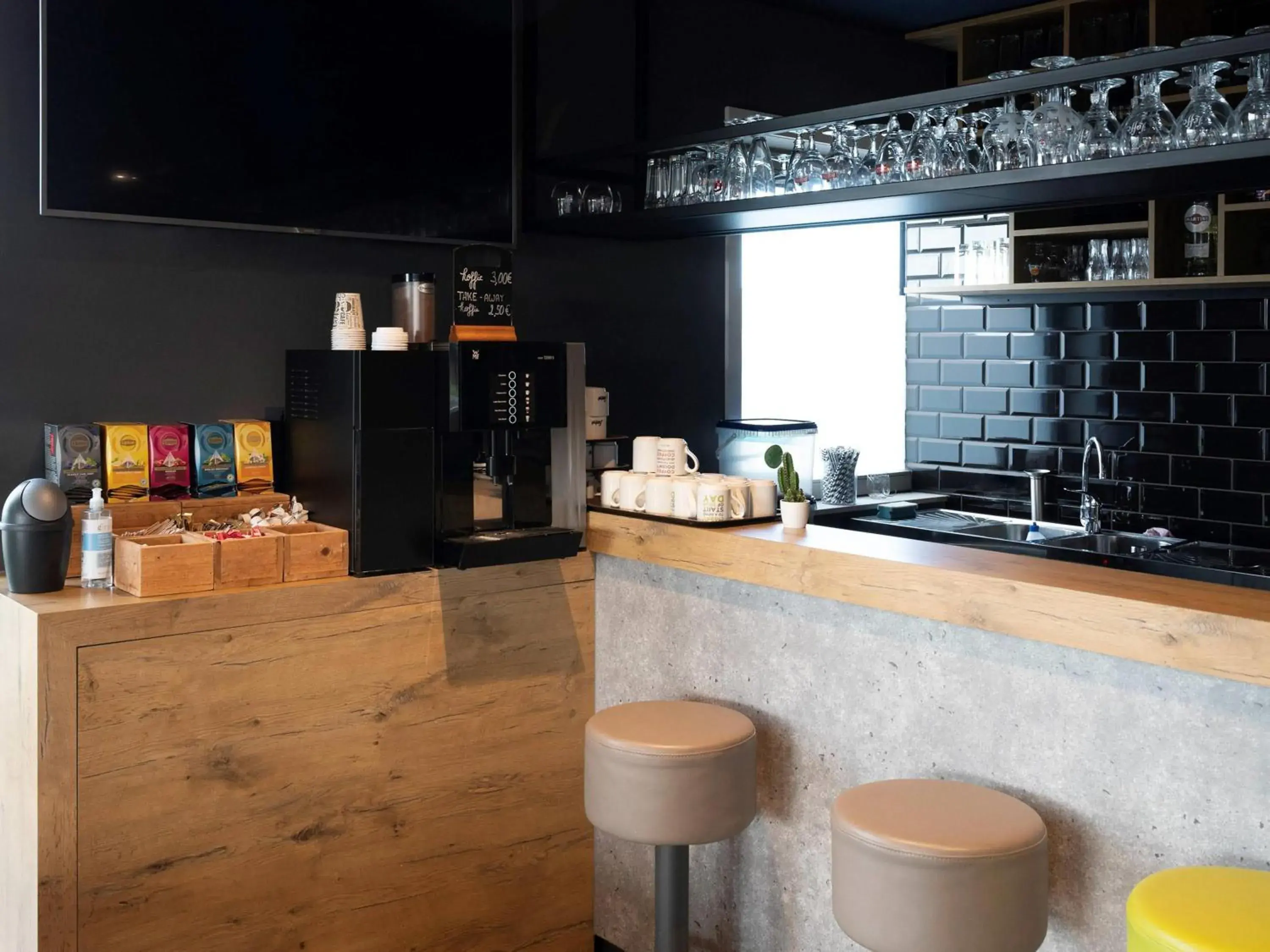 Lounge or bar in ibis budget Oostende Airport Lounge or bar in ibis budget Oostende Airport