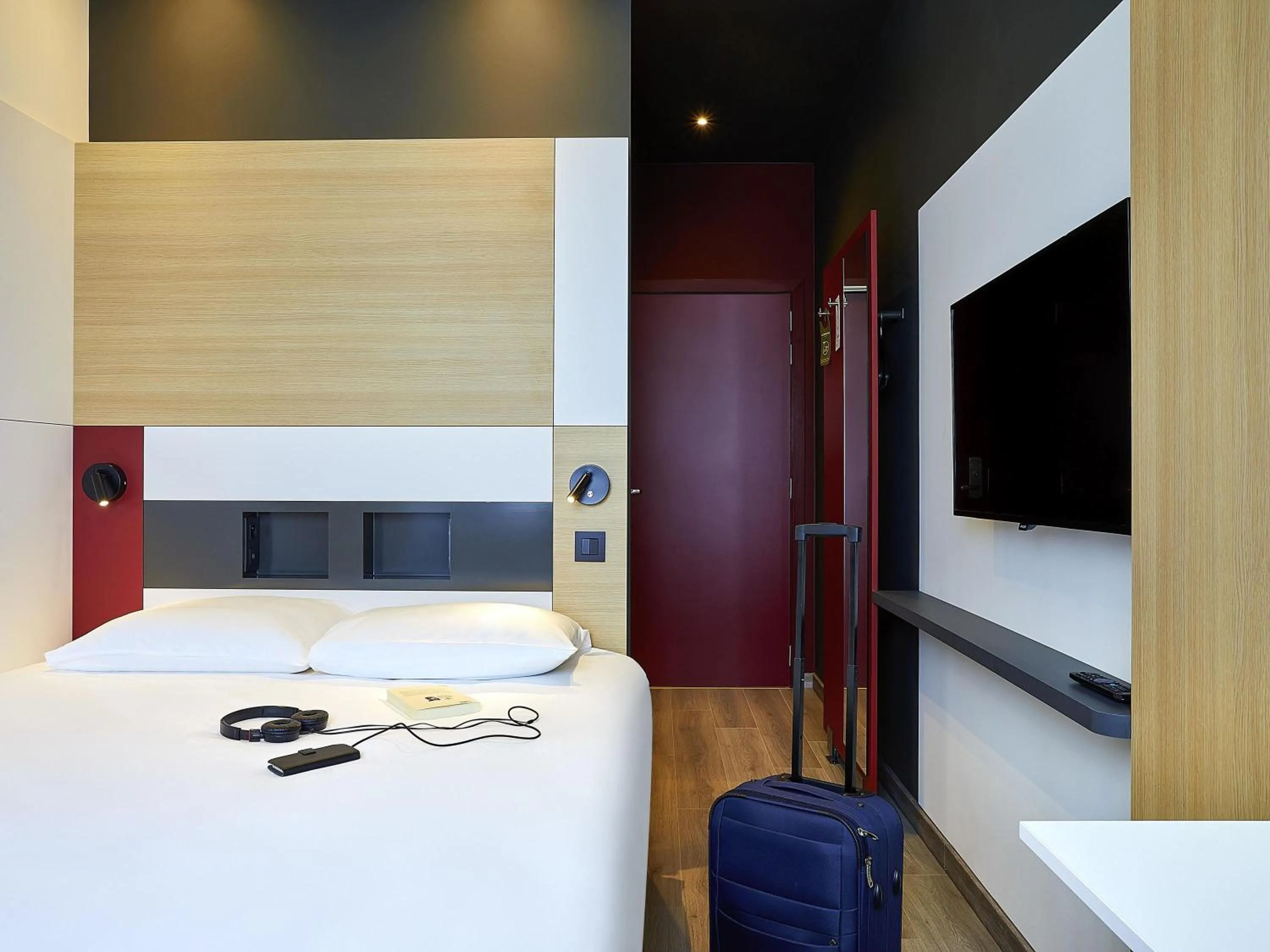 Bedroom, Bed in ibis budget Oostende Airport
