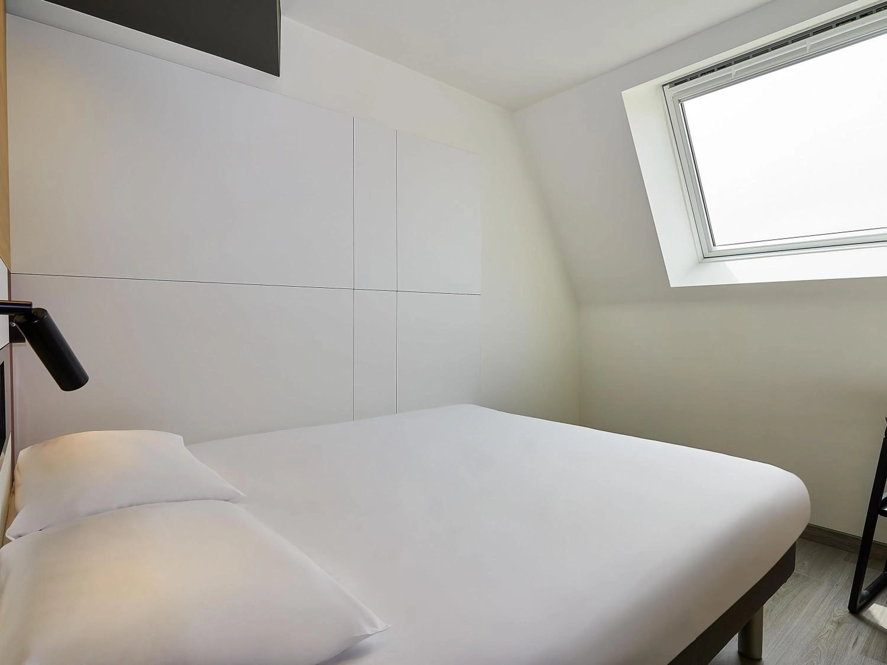 Bedroom, Bed in ibis budget Oostende Airport