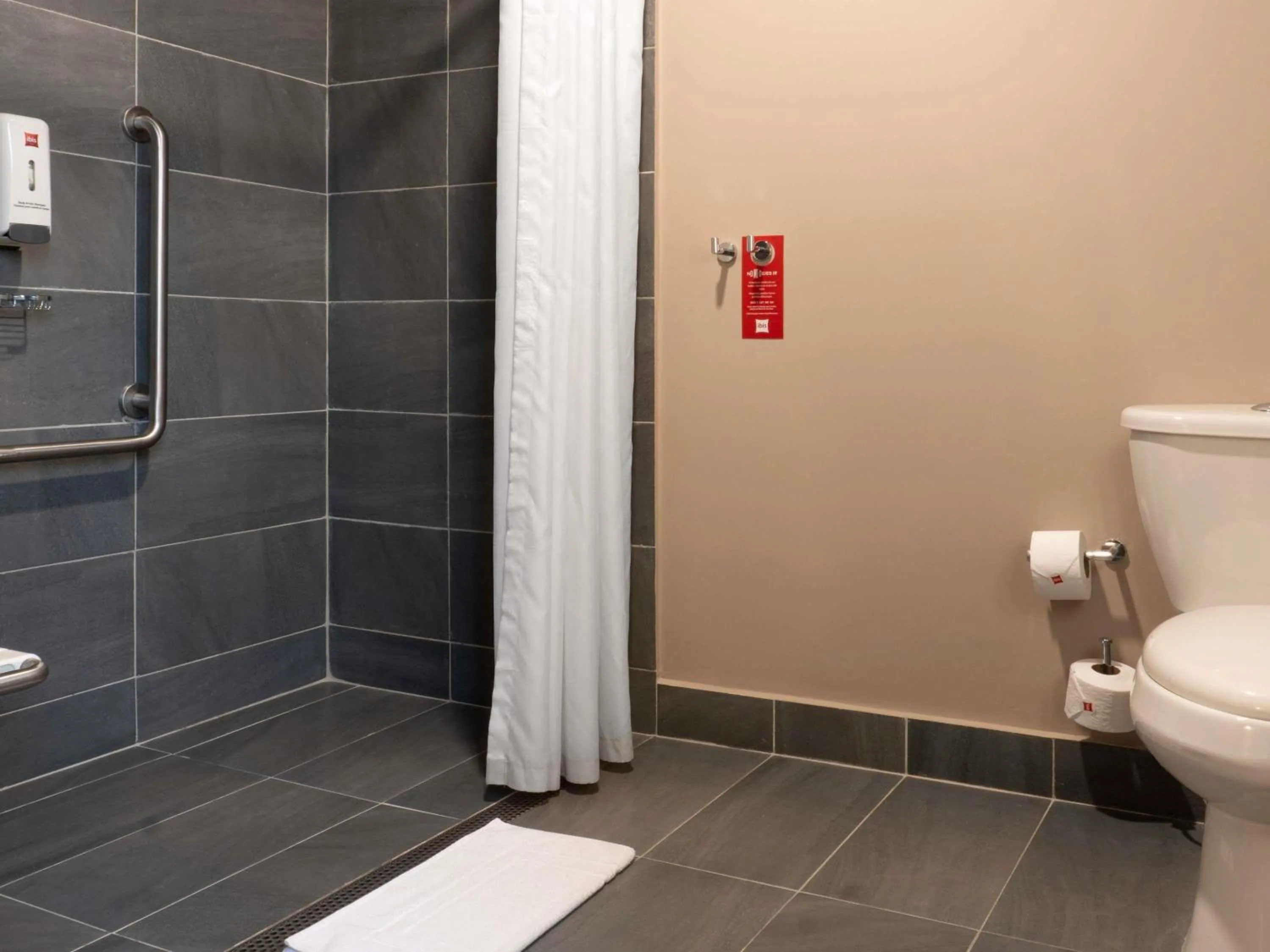 Bedroom in ibis Barranquilla