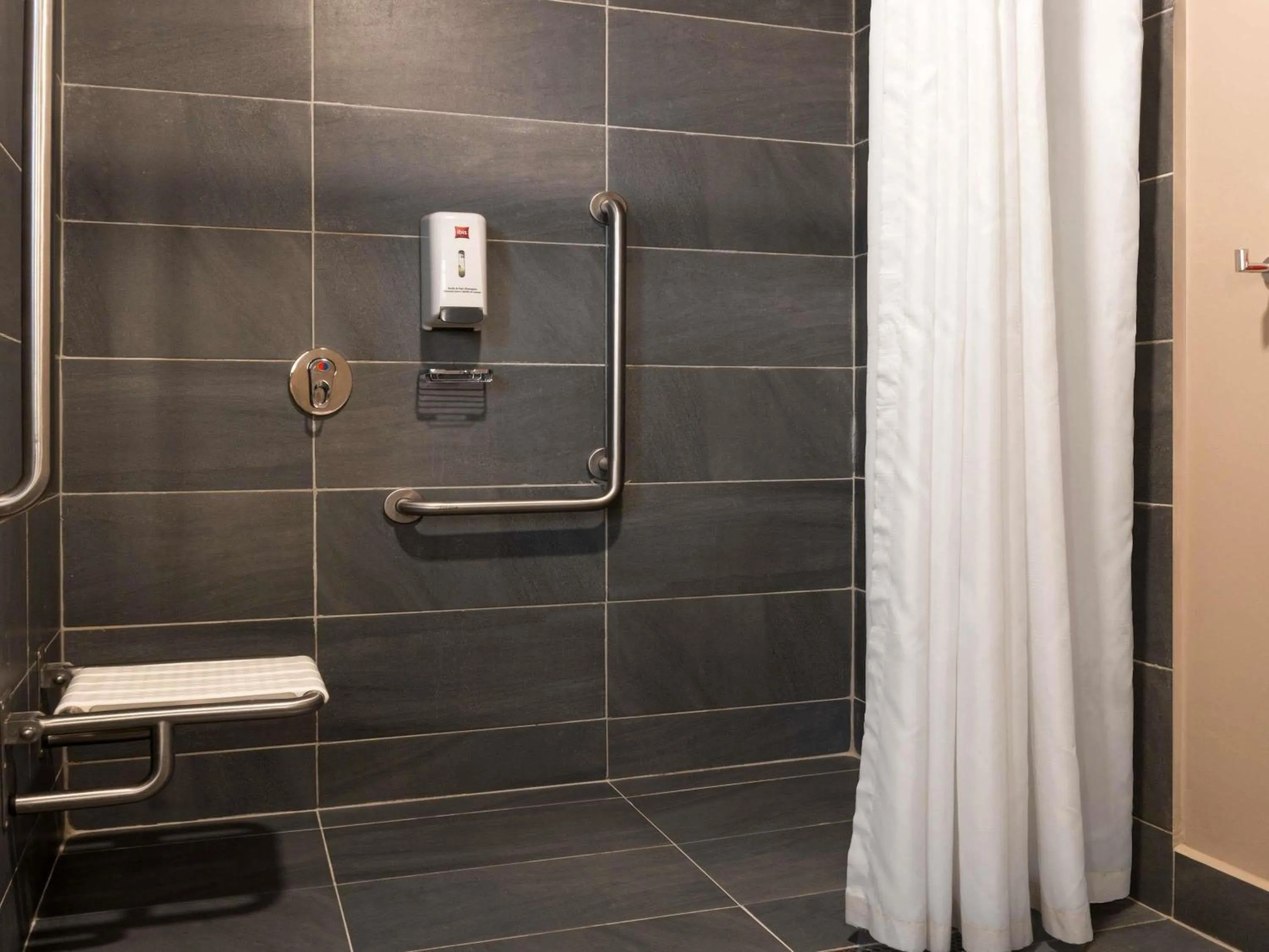 Bedroom in ibis Barranquilla