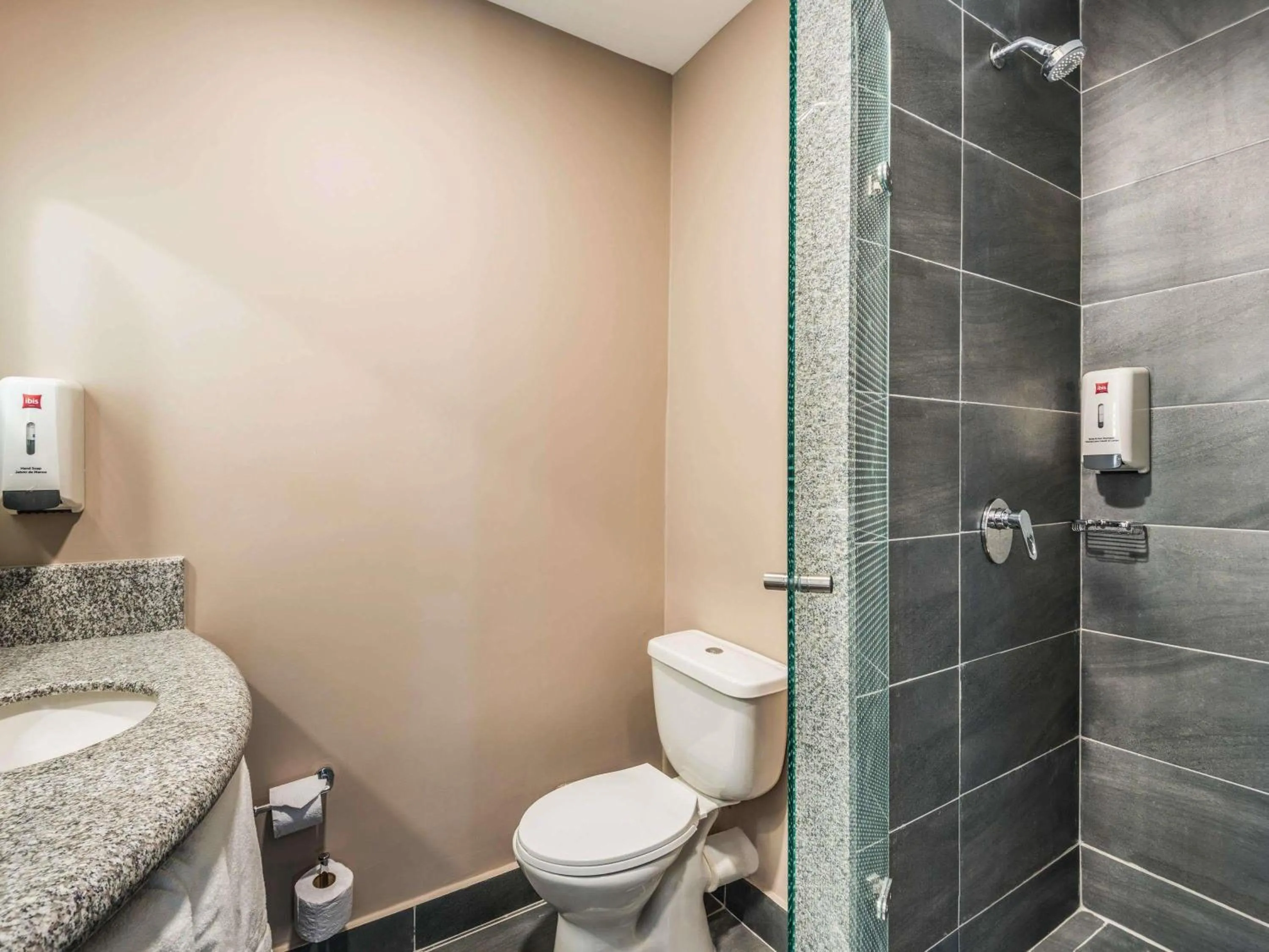 Bedroom in ibis Barranquilla