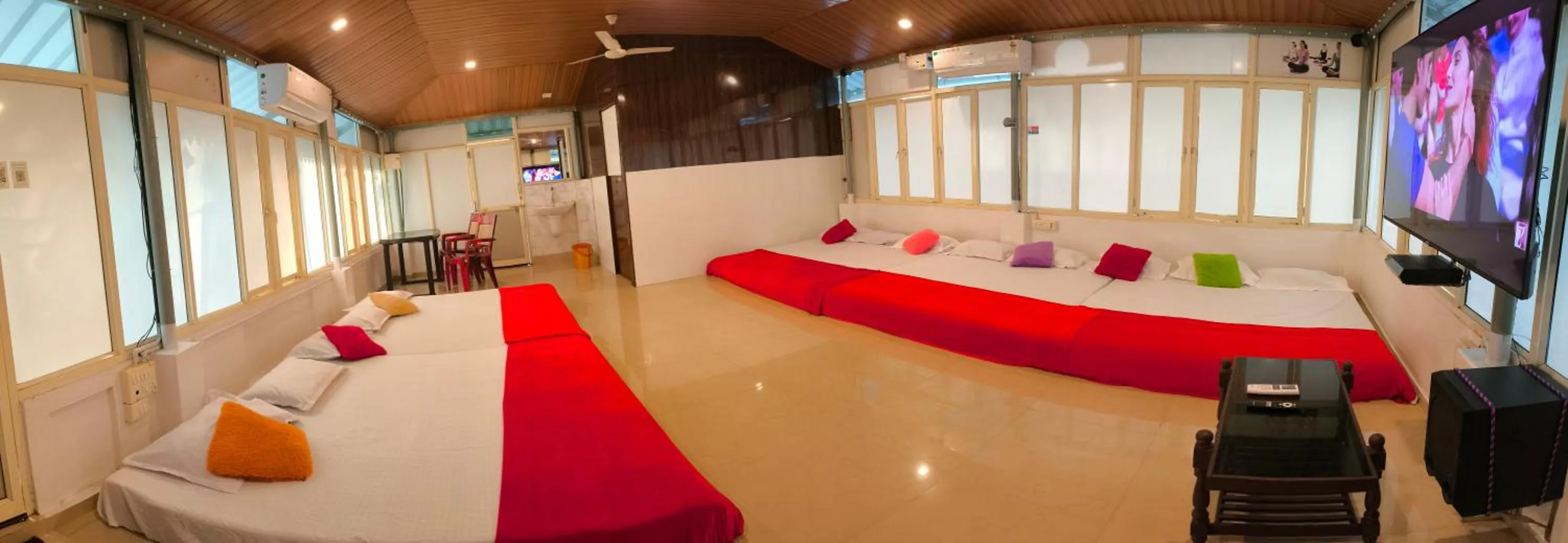 10-Bed Mixed Dormitory Room in Blue Birds Homestay