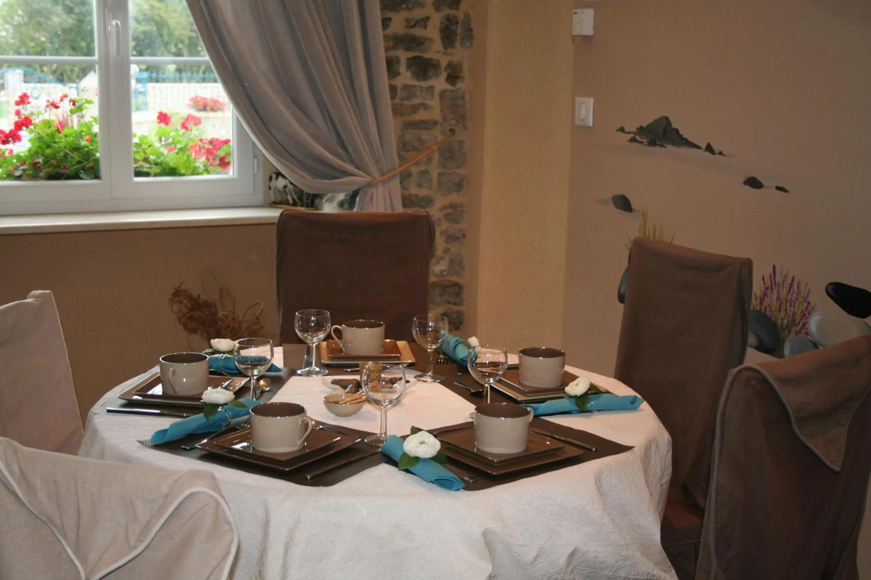 Dining area in Chambres du logis De La Mare Du Parc