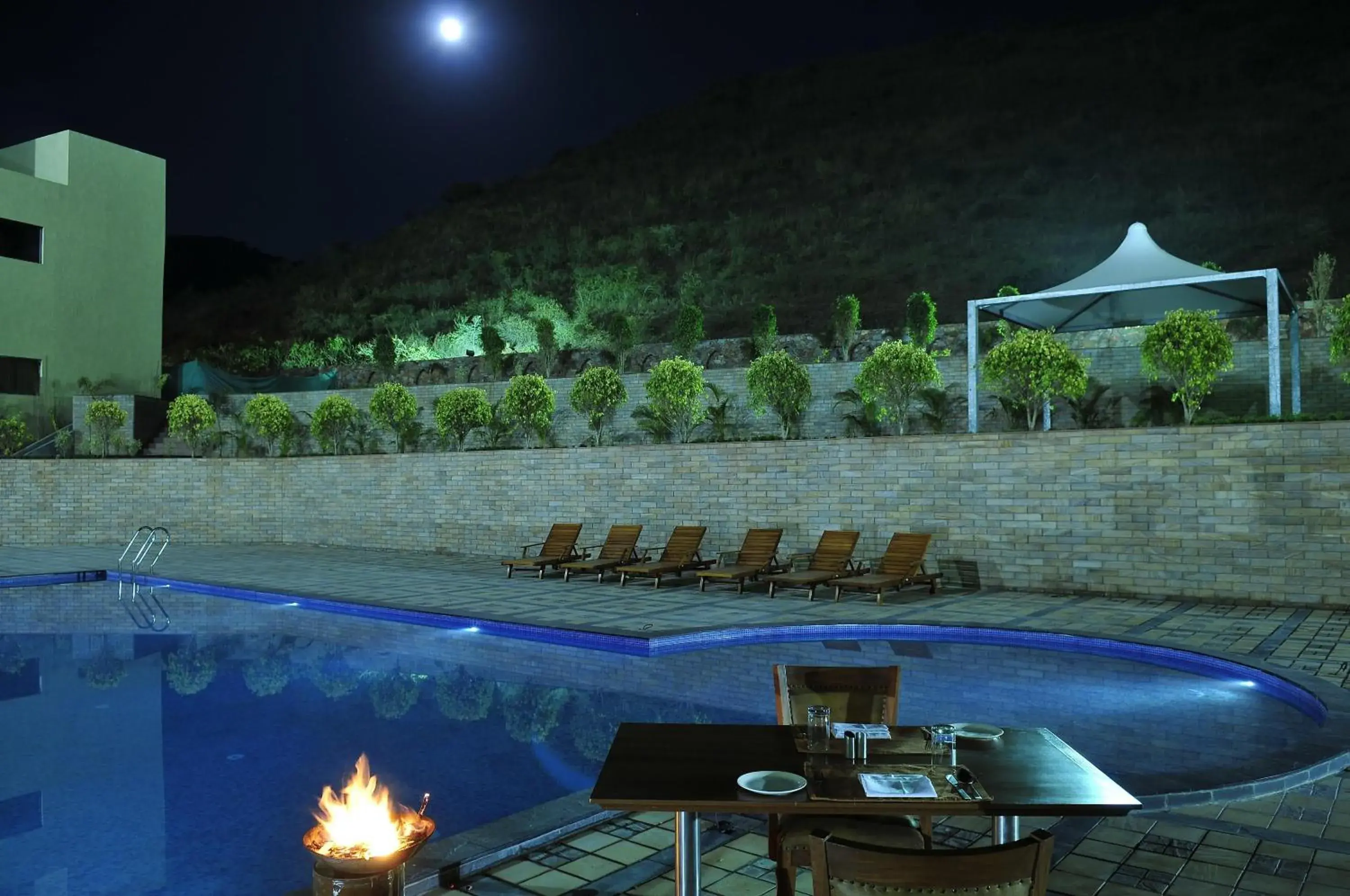 Swimming pool in Cambay Resort, Udaipur Swimming pool in Cambay Resort, Udaipur