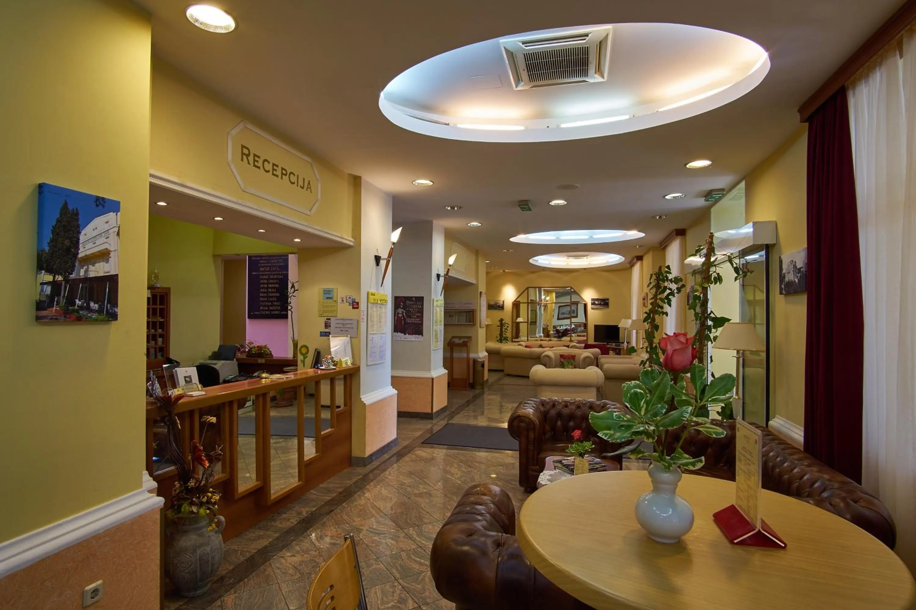 Lobby or reception in Hotel Vila Ružica- glavna zgrada i depandanse