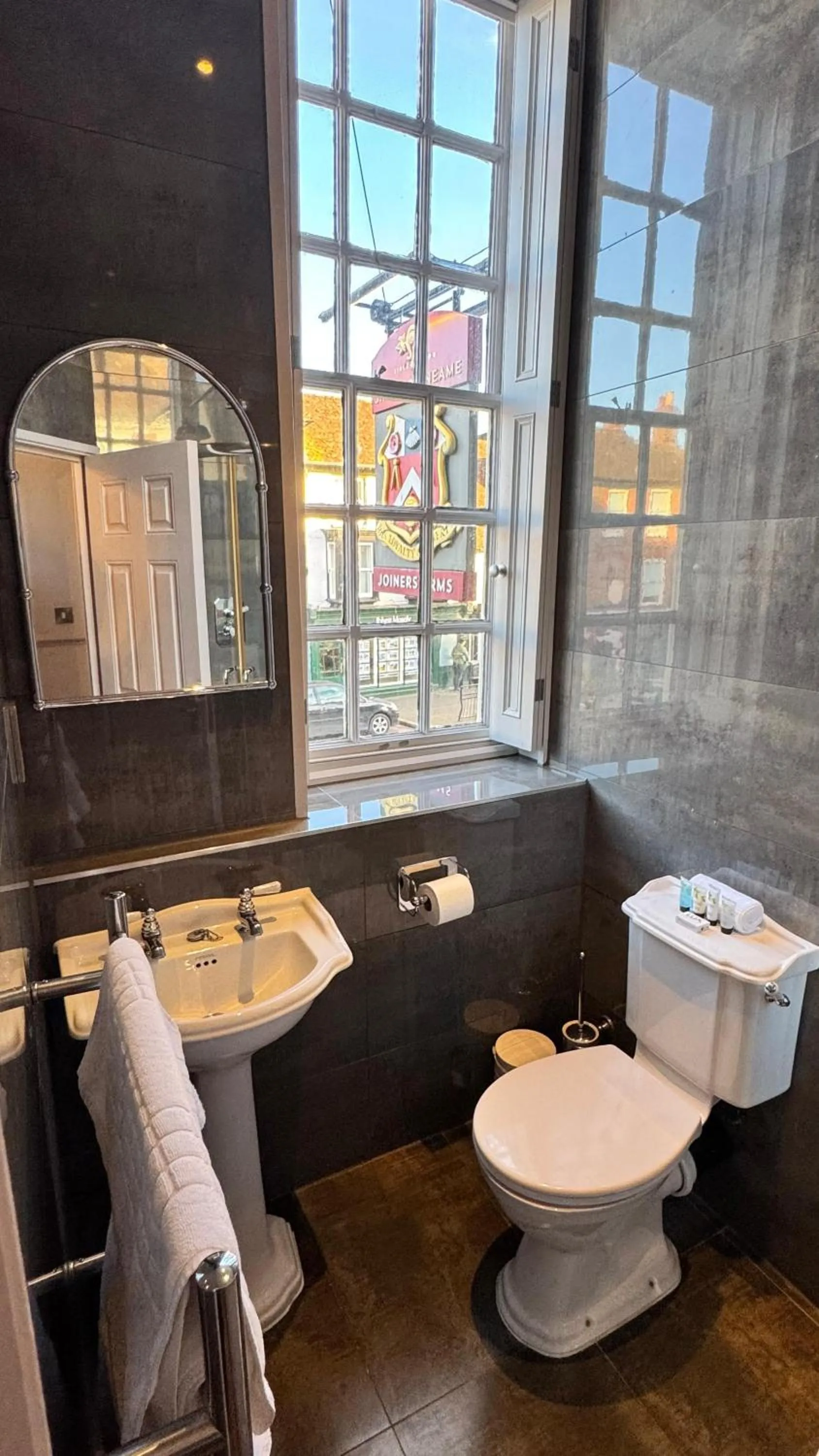 Toilet in No.64 at the Joiners