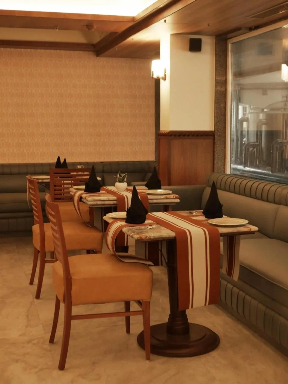 Restaurant/places to eat in Hotel Amar