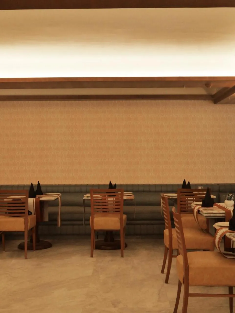 Restaurant/places to eat in Hotel Amar