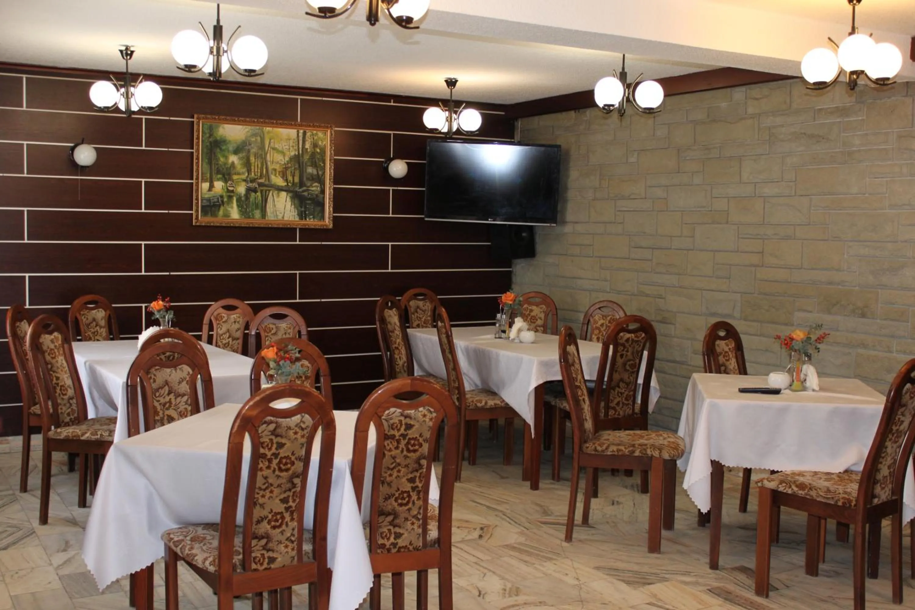 Restaurant/places to eat in Pensjonat MALWA