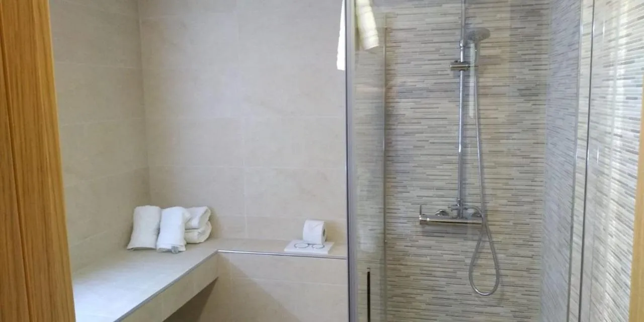 Shower in Hotel Alfonso