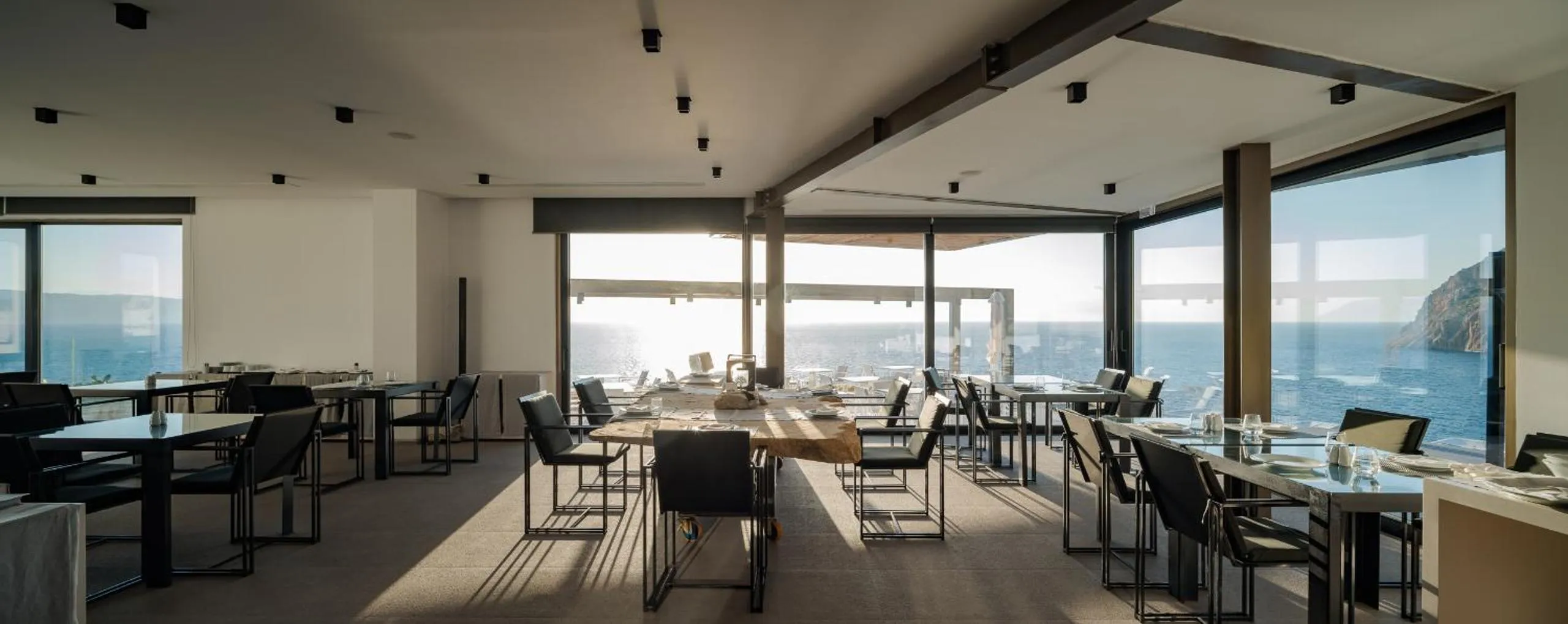 Restaurant/places to eat in Milos Cove