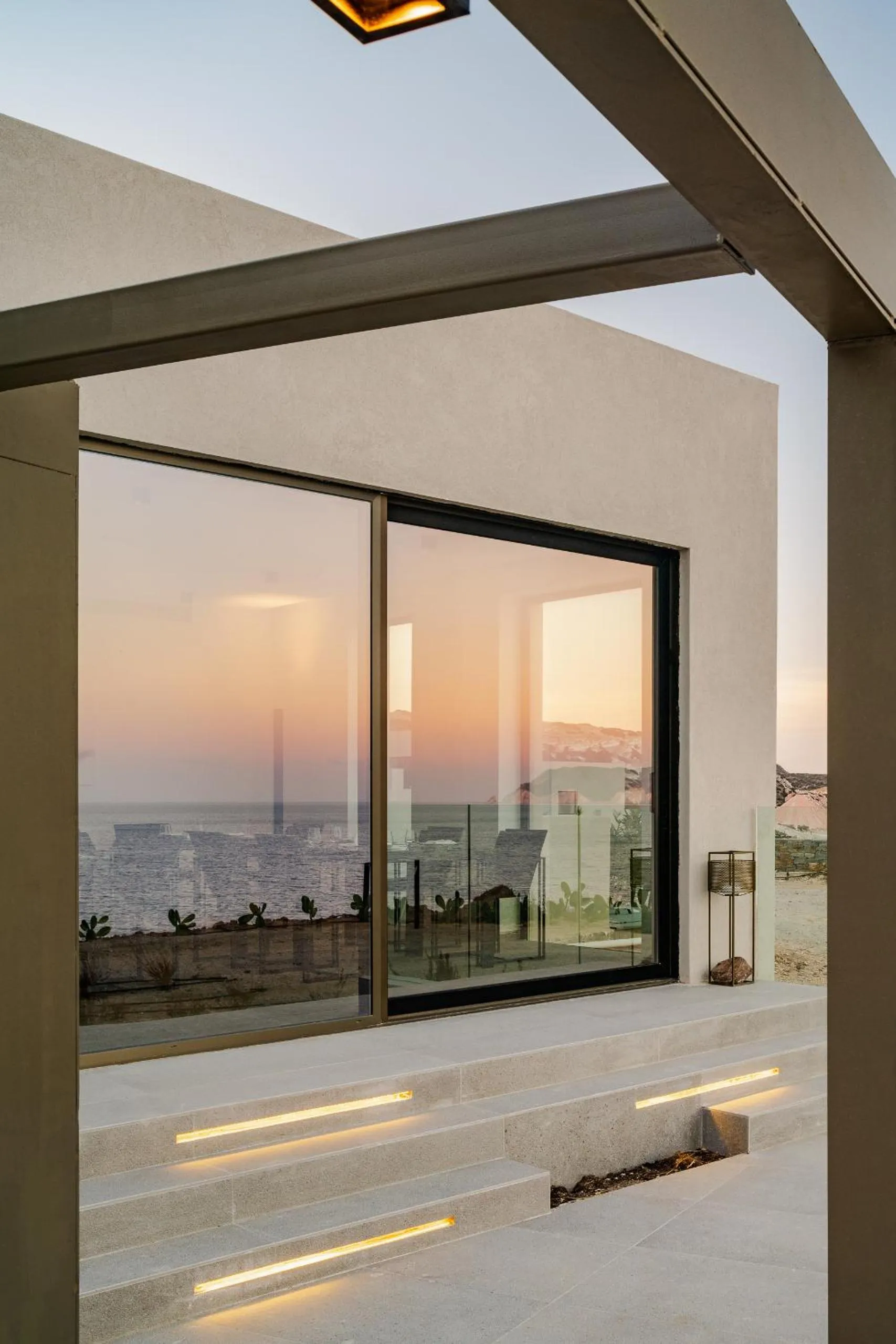 Restaurant/places to eat in Milos Cove