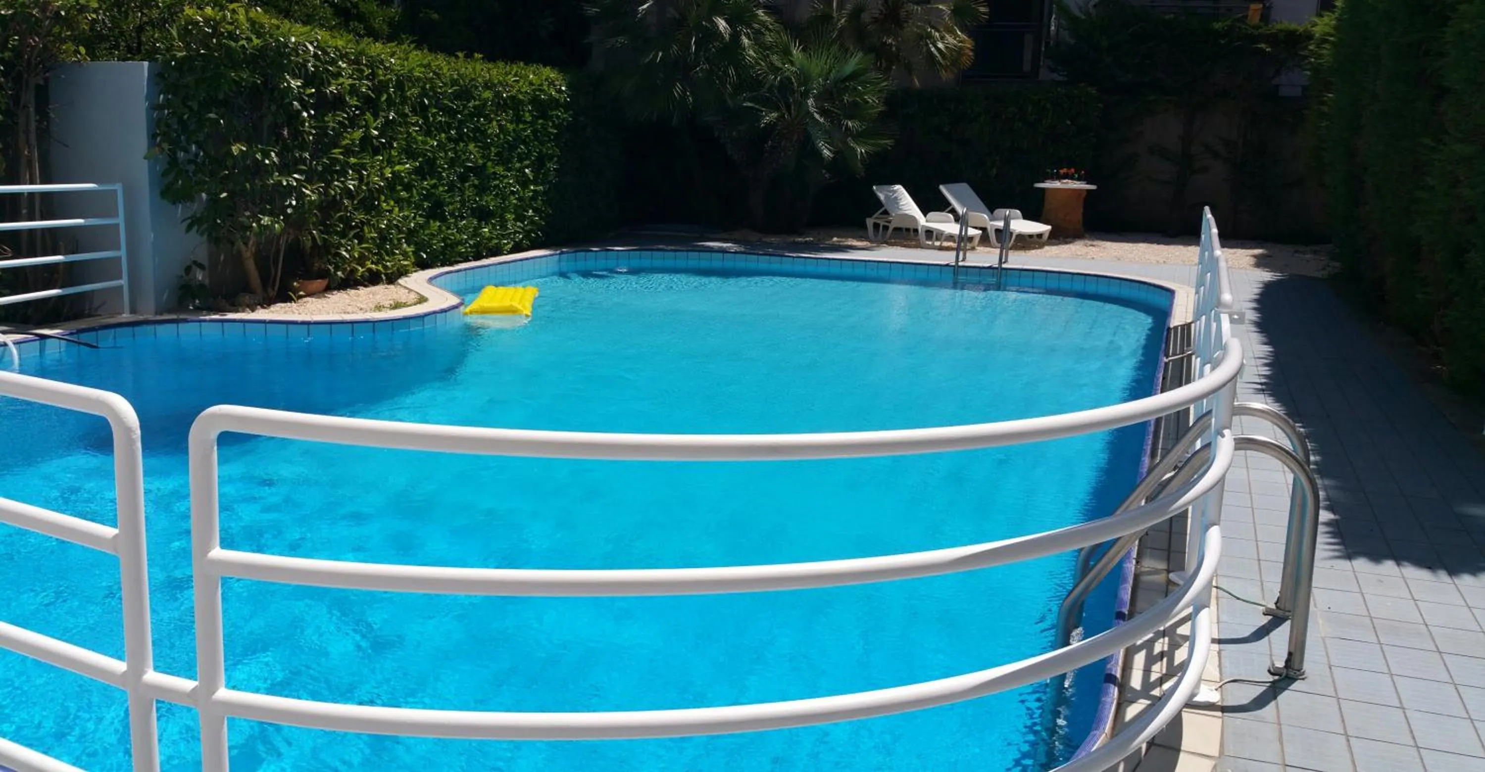 Swimming pool in Hotel 90