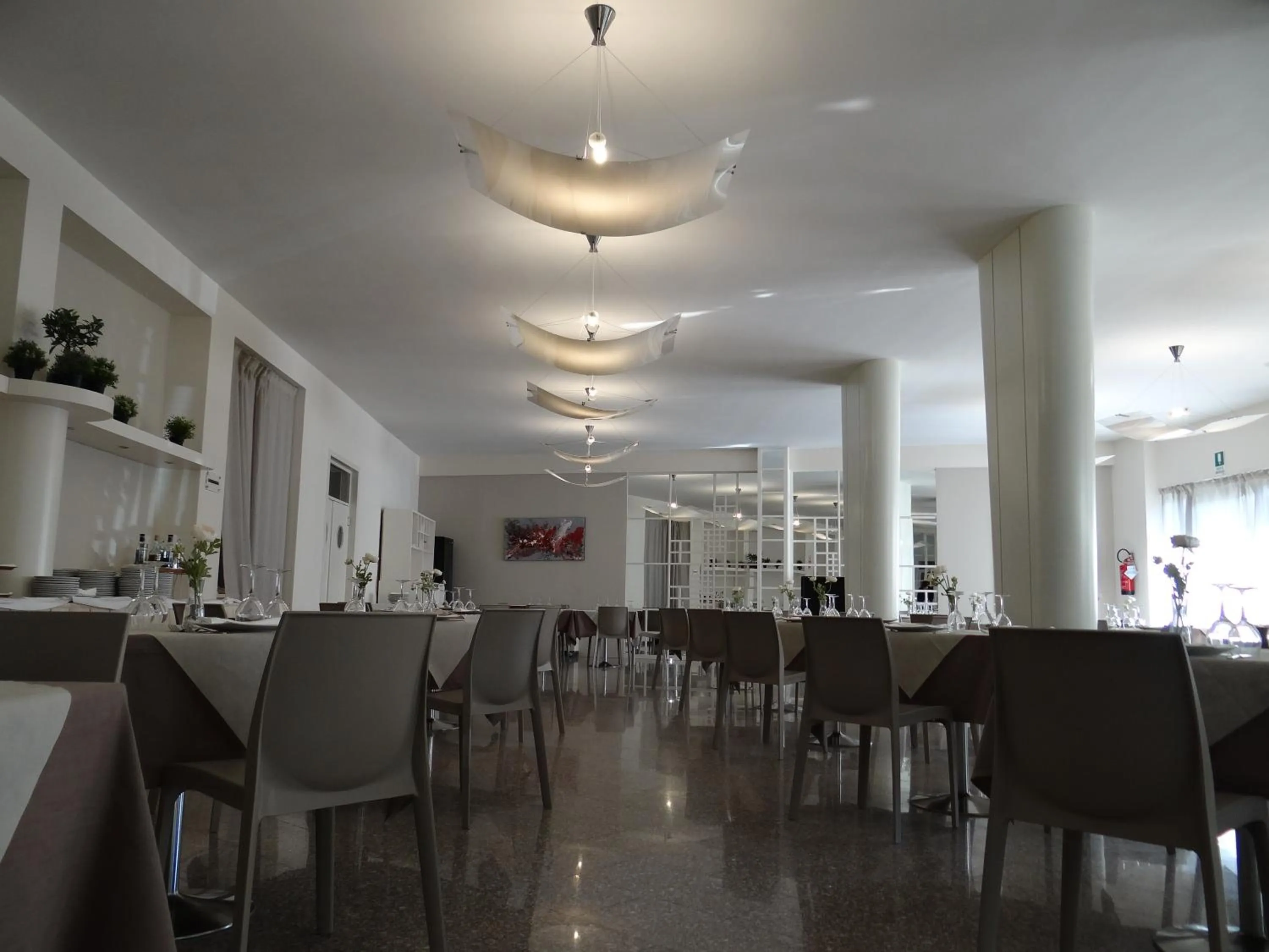 Restaurant/places to eat in Hotel 90