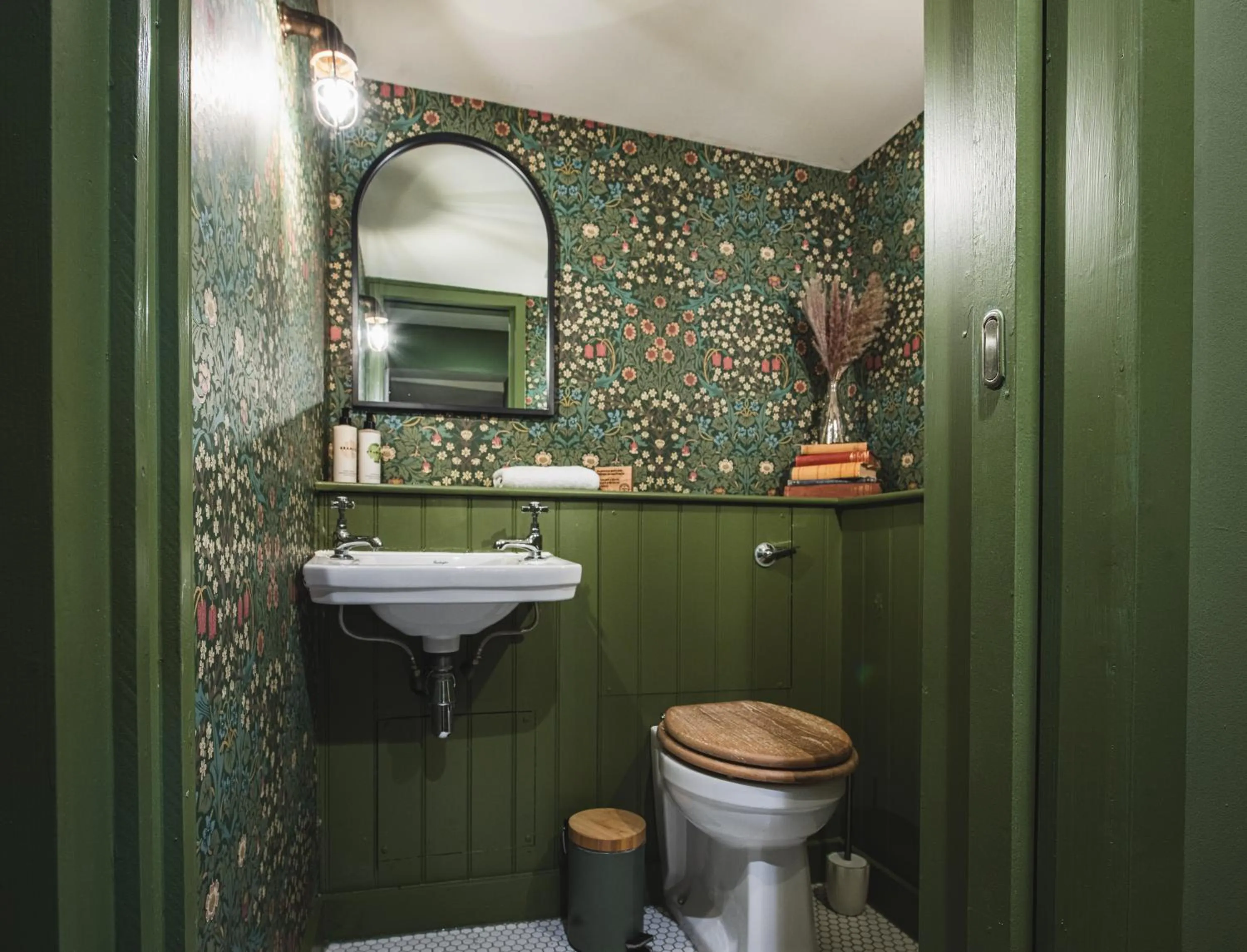 Toilet in Bel and The Dragon-Odiham