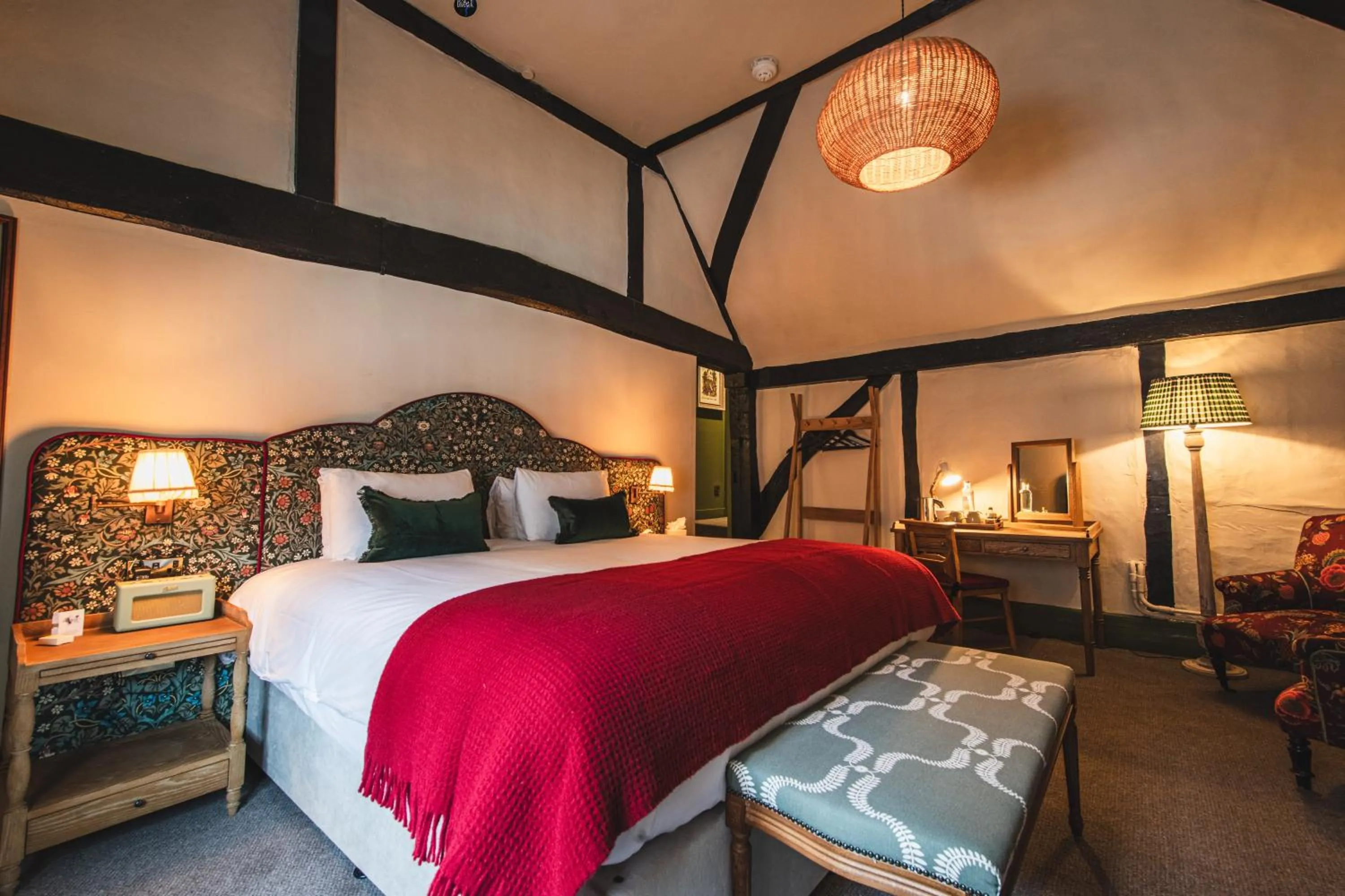 Bedroom, Bed in Bel and The Dragon-Odiham