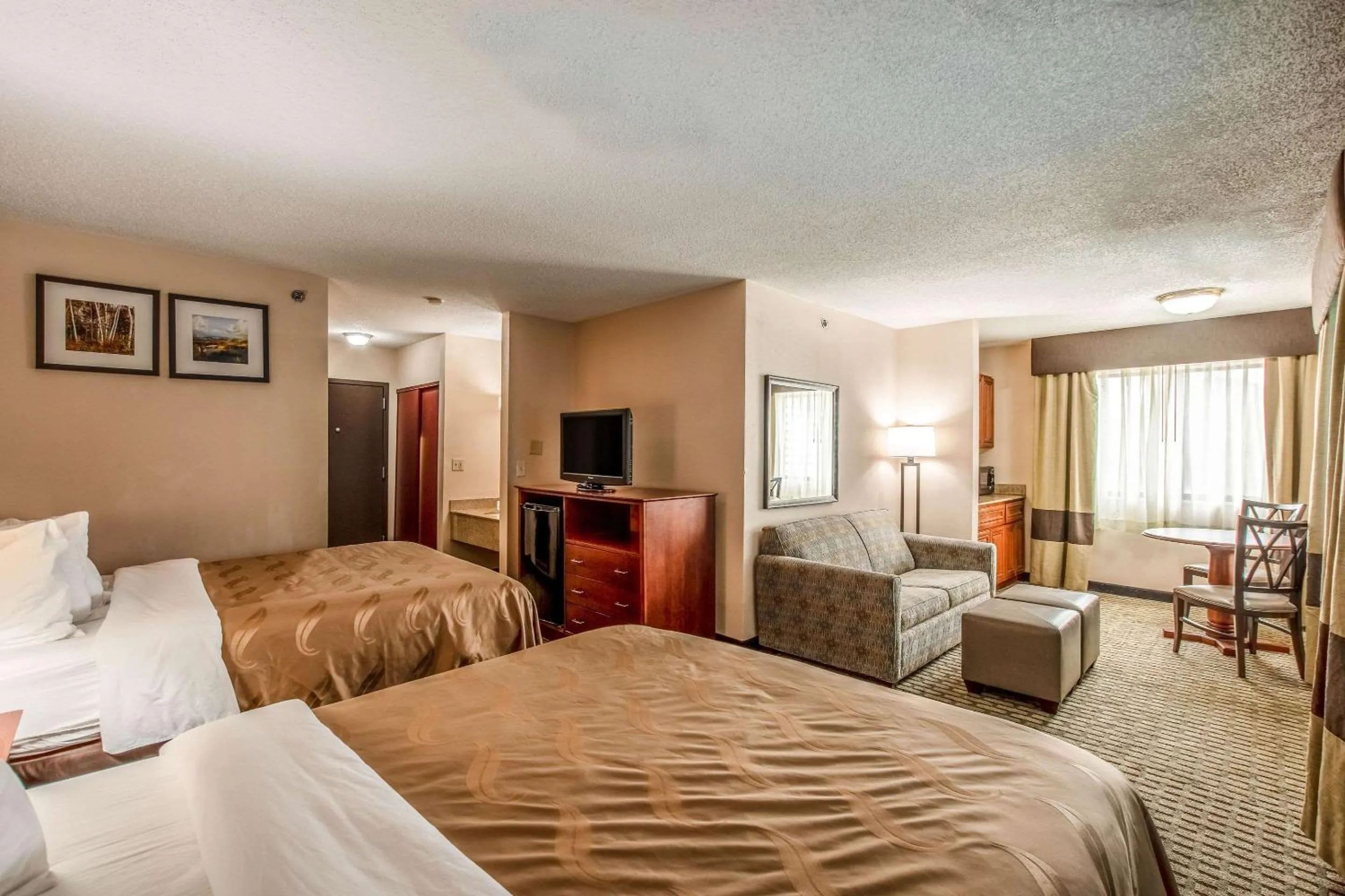Photo of the whole room, Bed in Quality Inn & Suites