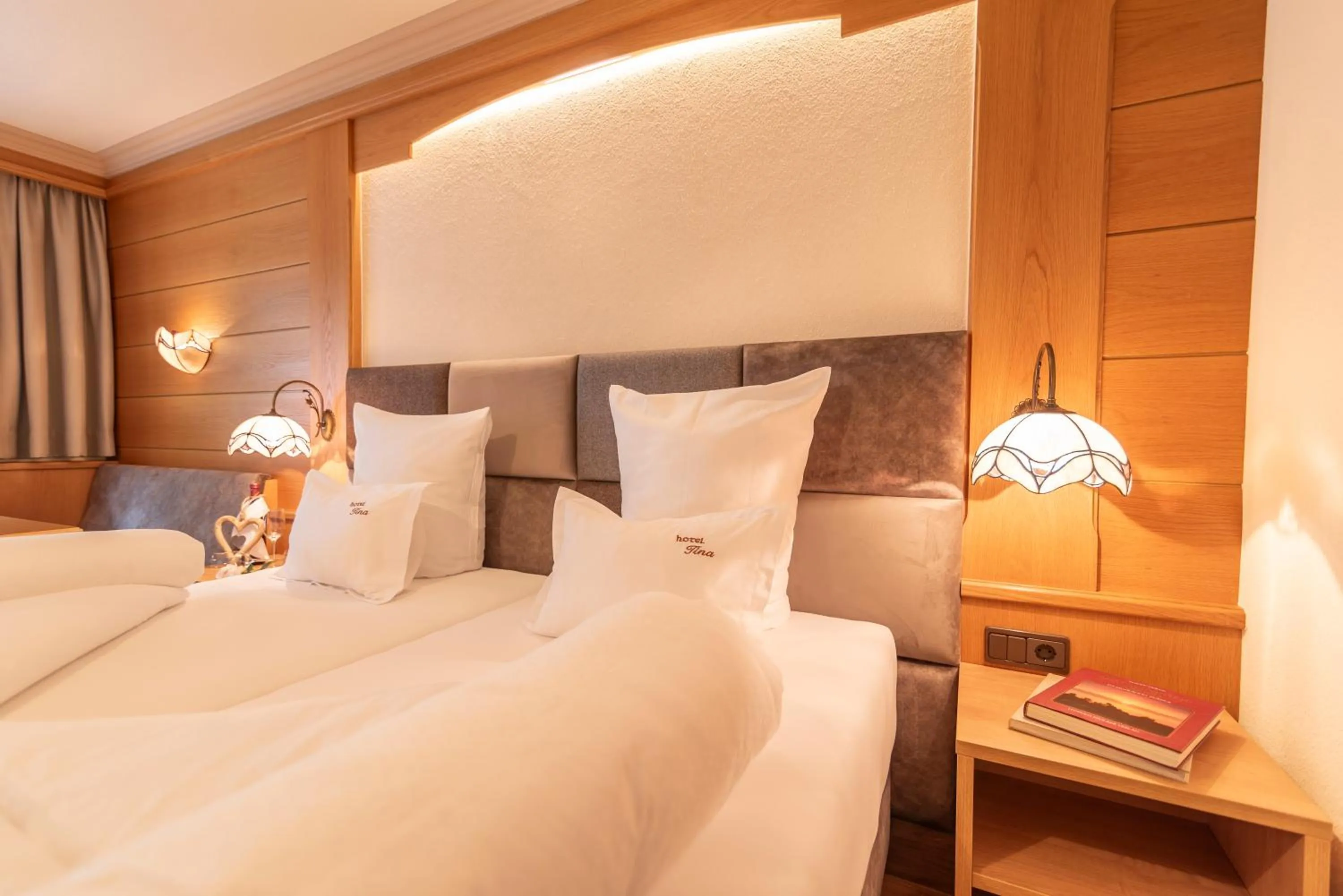 Photo of the whole room, Bed in Hotel Garni Apart TINA