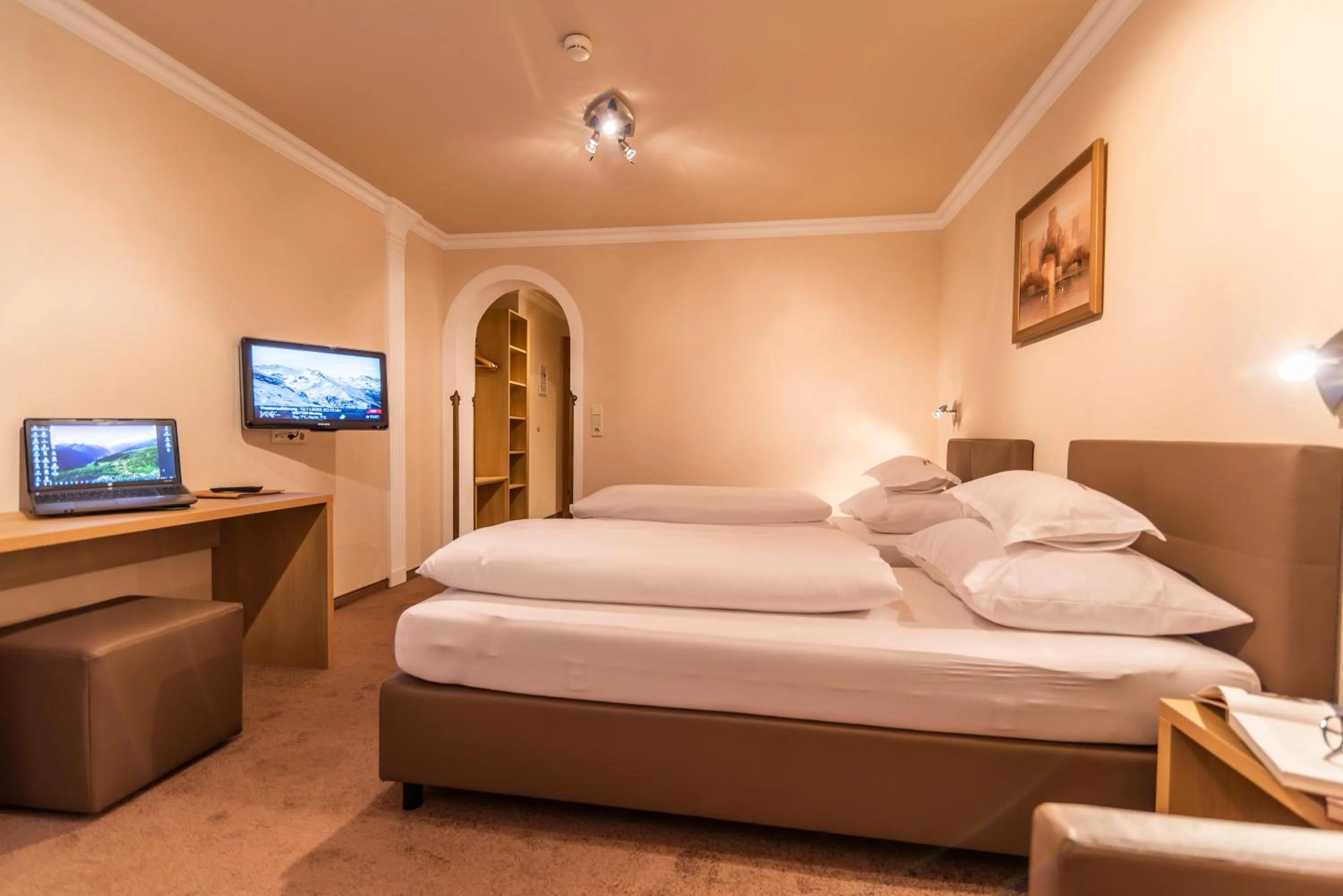 Photo of the whole room, Bed in Hotel Garni Apart TINA