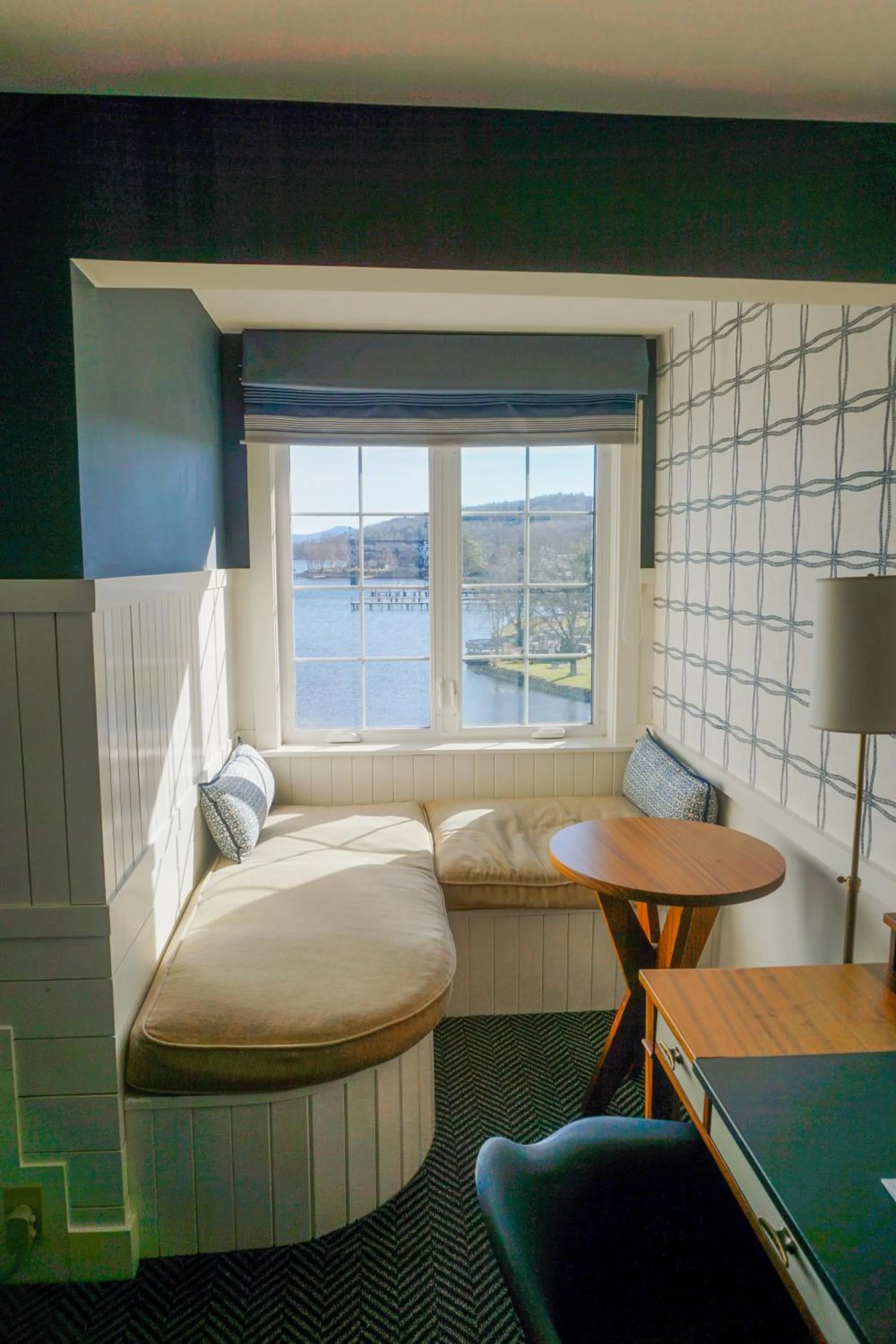 Seating area, Bed in Mill Falls Resort Collection at the Lake