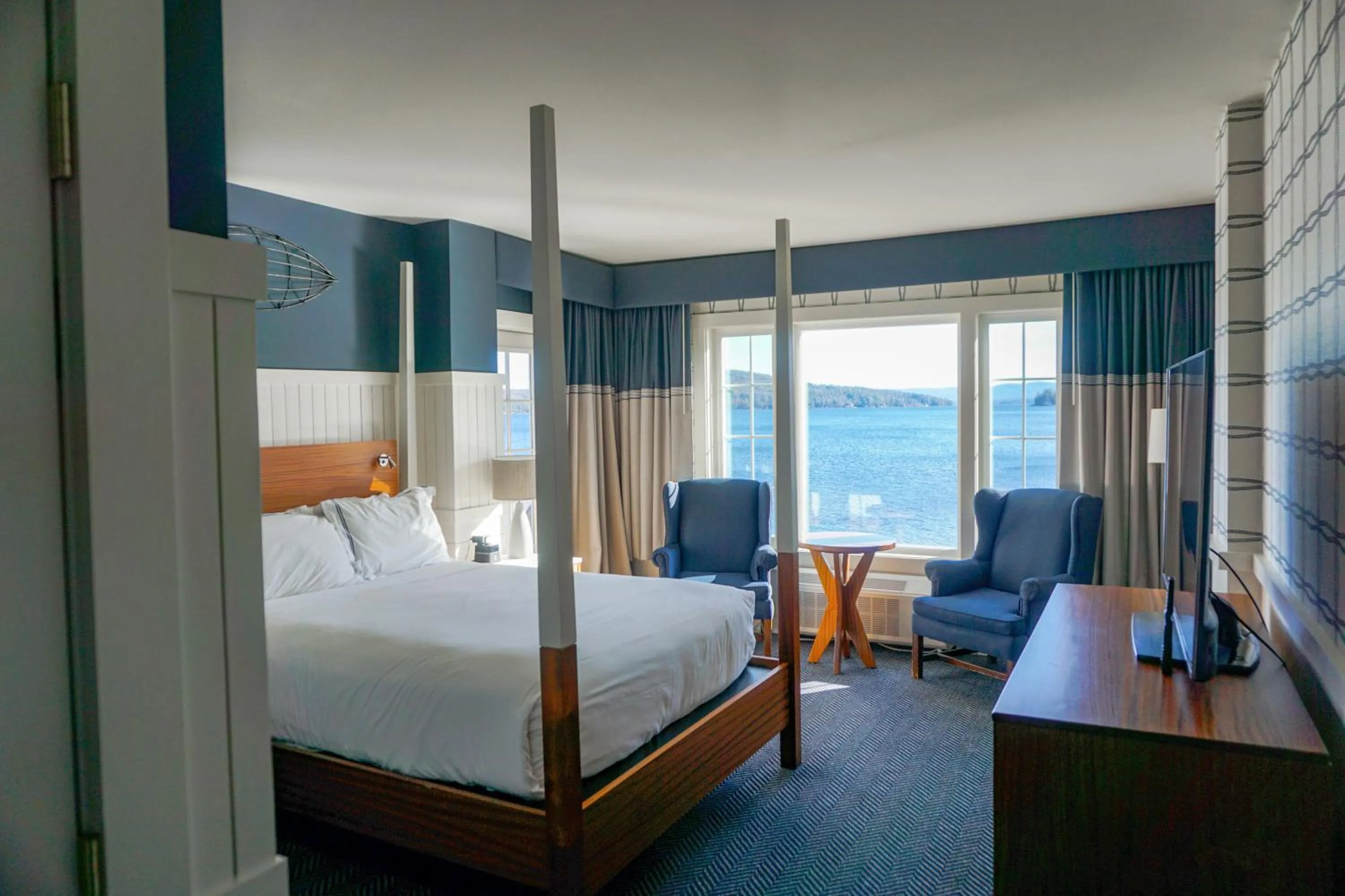 Bed in Mill Falls Resort Collection at the Lake