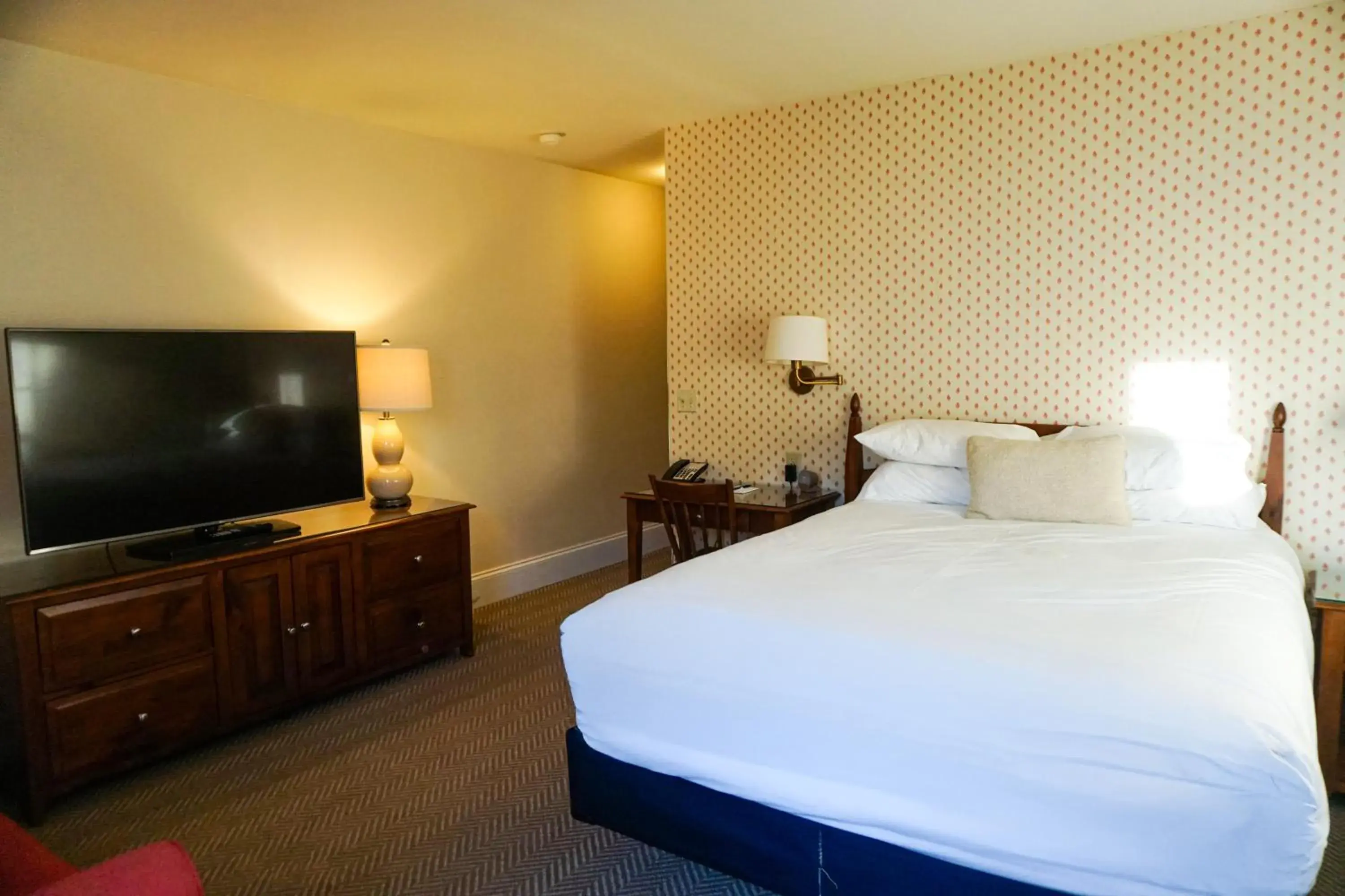 Mill Falls Standard Queen in Mill Falls Resort Collection at the Lake Mill Falls Standard Queen in Mill Falls Resort Collection at the Lake