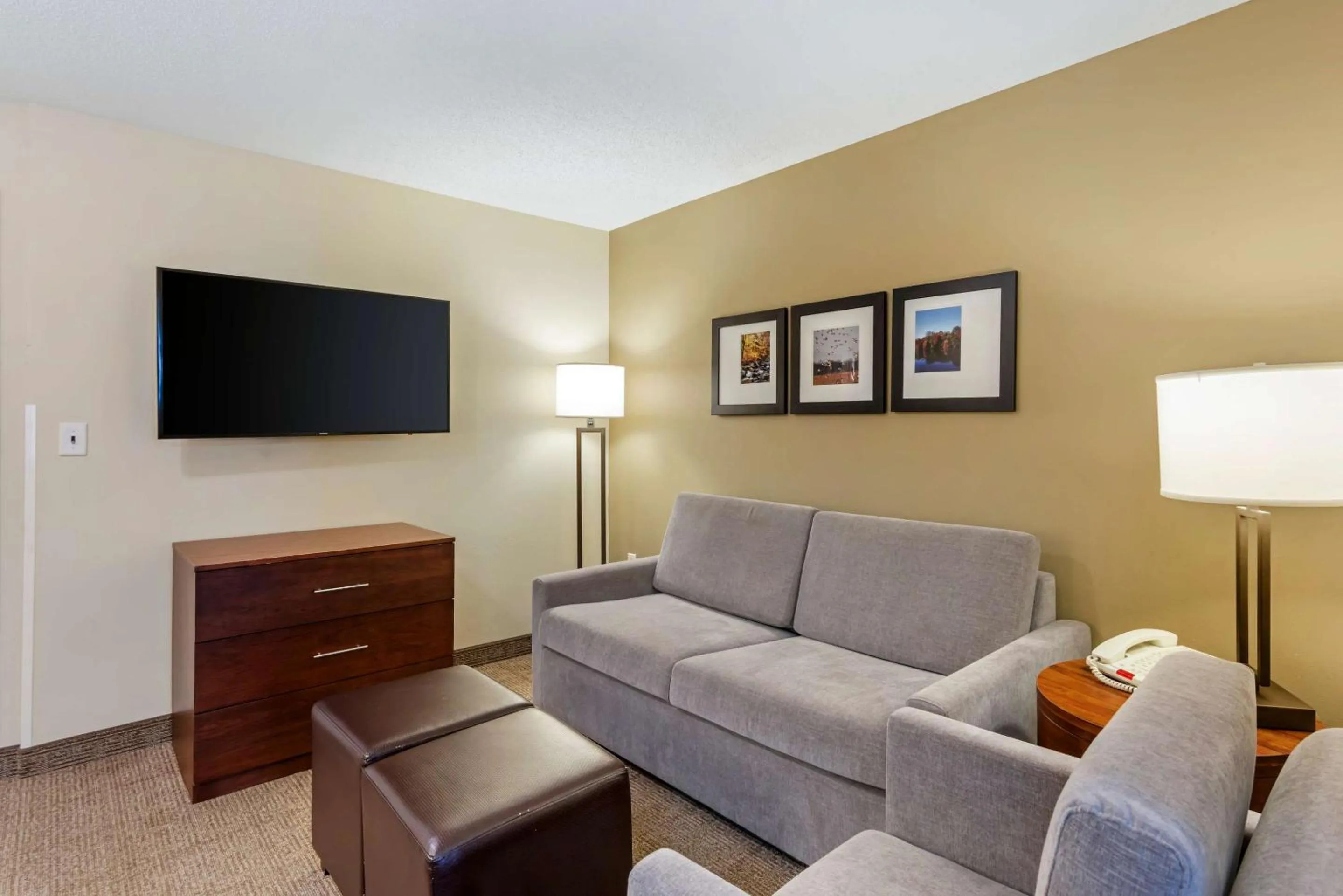 Bedroom in Comfort Inn & Suites Dover near Speedway