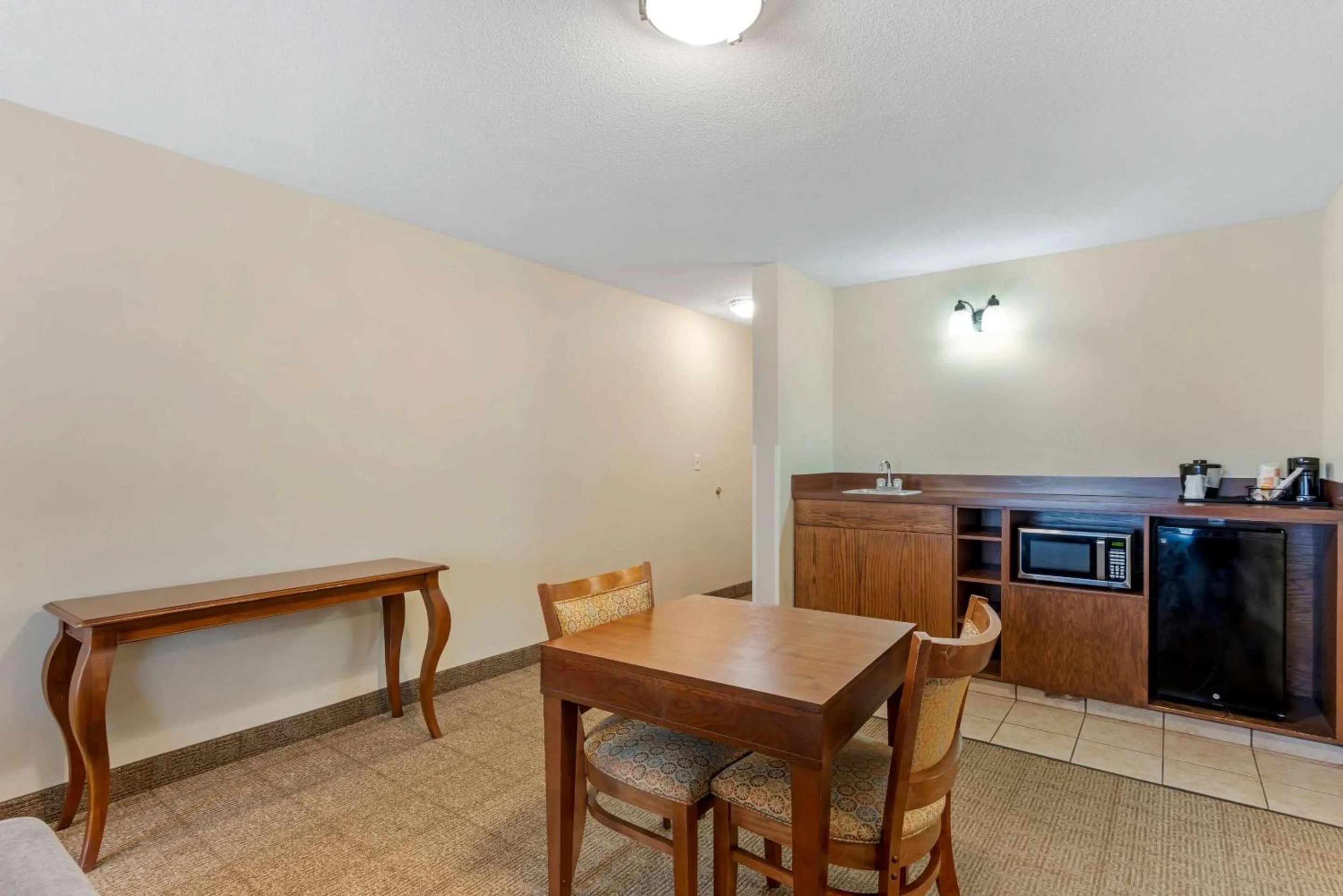 Bedroom in Comfort Inn & Suites Dover near Speedway