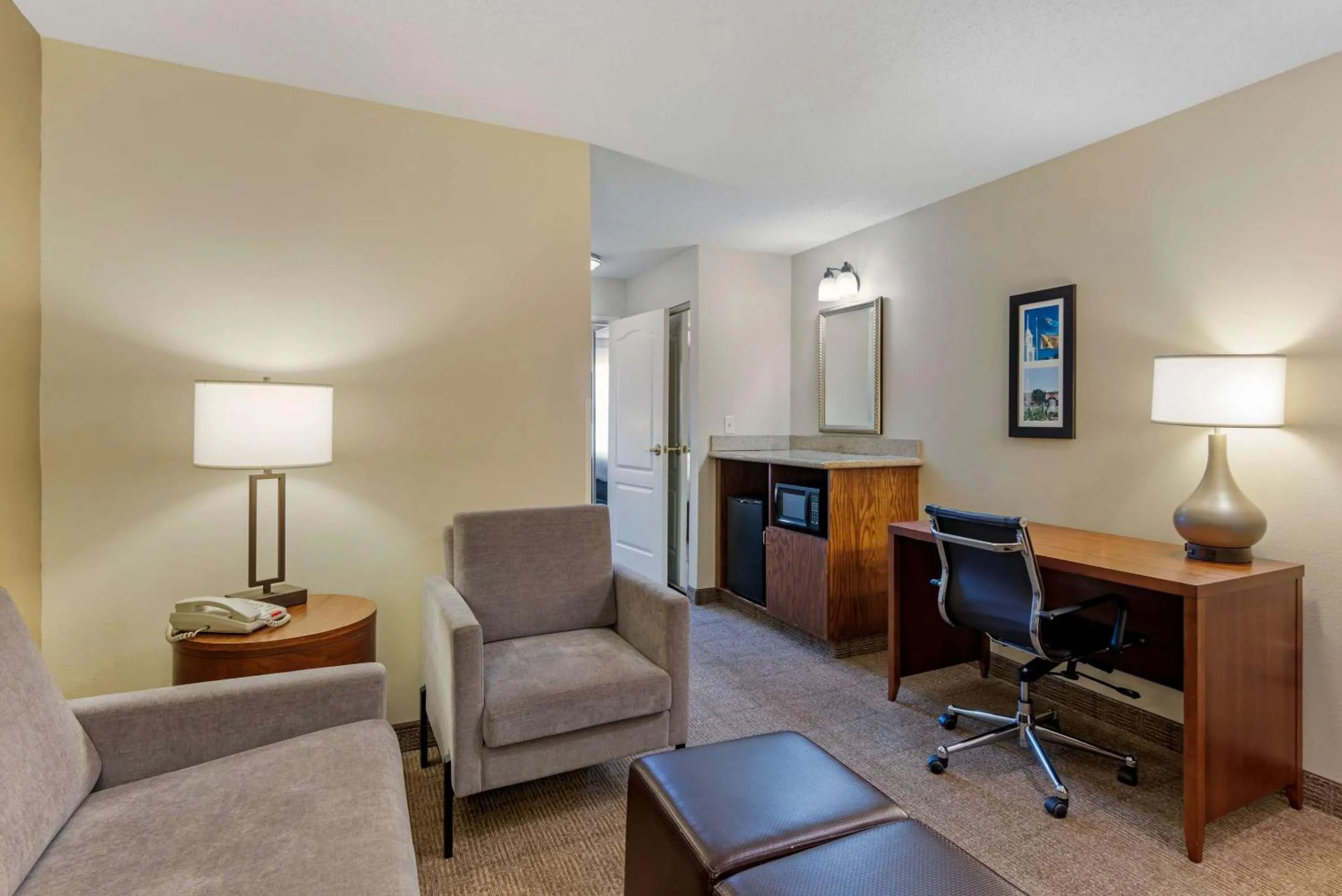 Bedroom in Comfort Inn & Suites Dover near Speedway